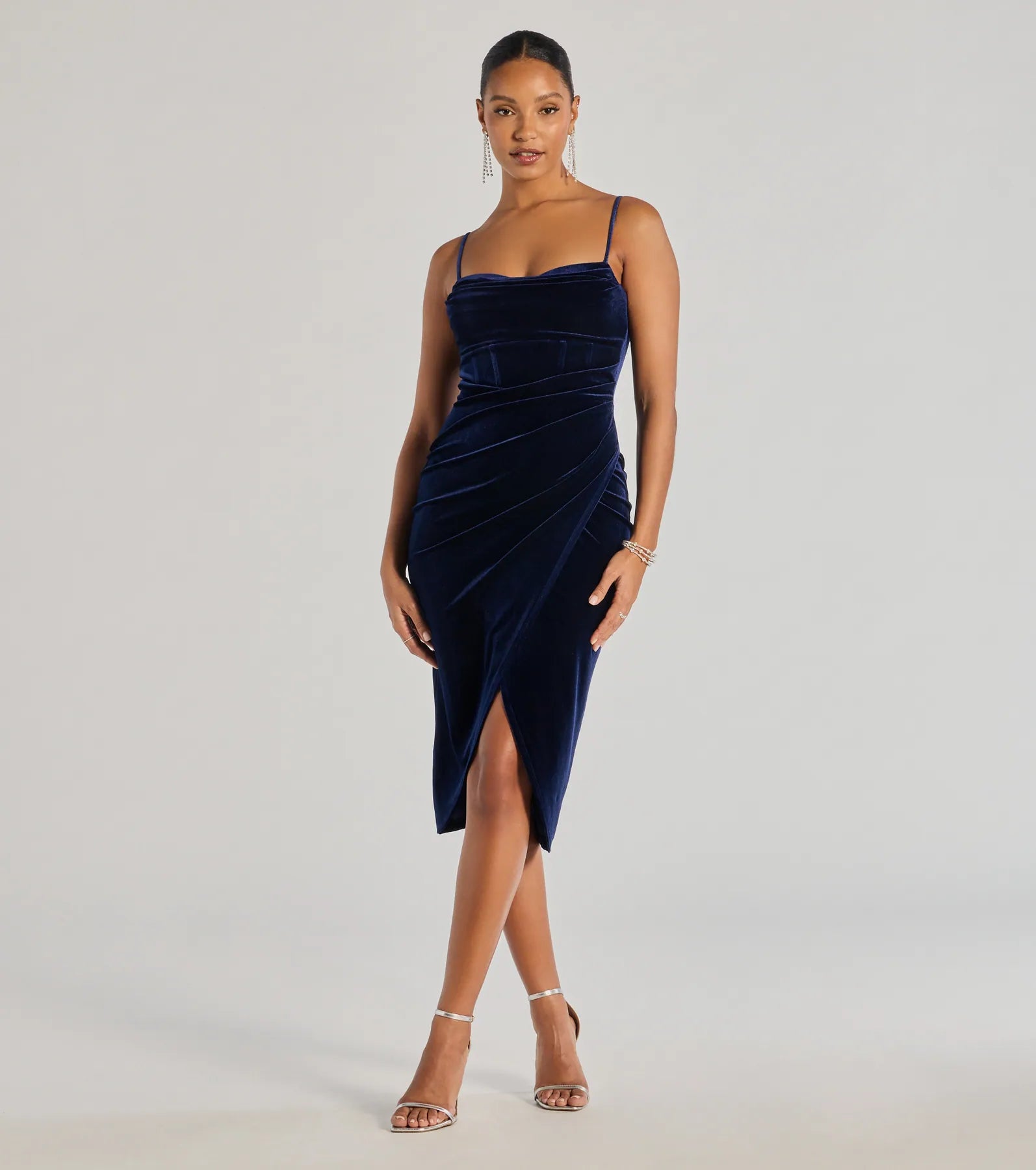 With its mid-calf hem and popular flattering fit, the Alice Corset Velvet Midi Formal Dress in navy blue nails the balance of trend and ease, redefining go-to midi dresses for any occasion.