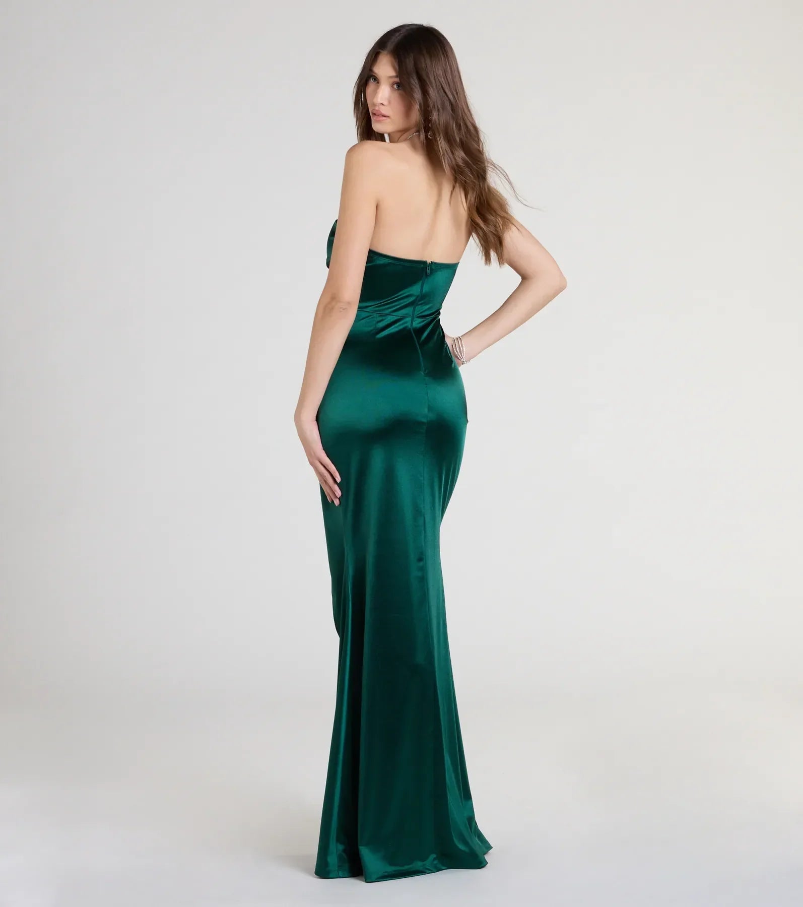 Own the spotlight in the Olive Strapless Slit Mermaid Satin Formal Dress, a hunter green formal dress crafted to deliver luxe style for autumn weddings, Military Balls, or any special event.