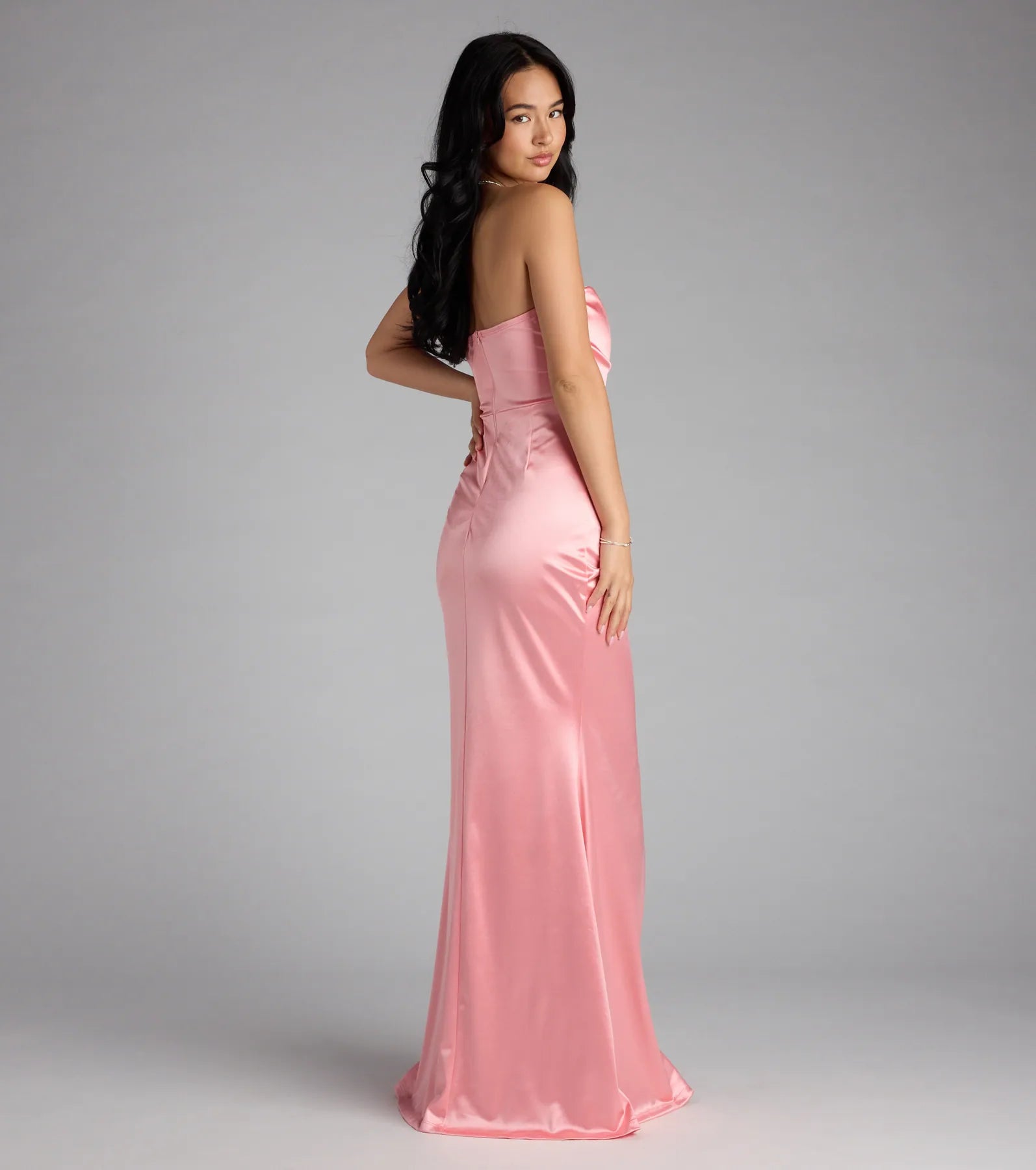 Style your seasonal looks with the Olive Strapless Slit Mermaid Satin Formal Dress, a trend-right, coral fall dress designed for any plan on your calendar with new and unqiue details.