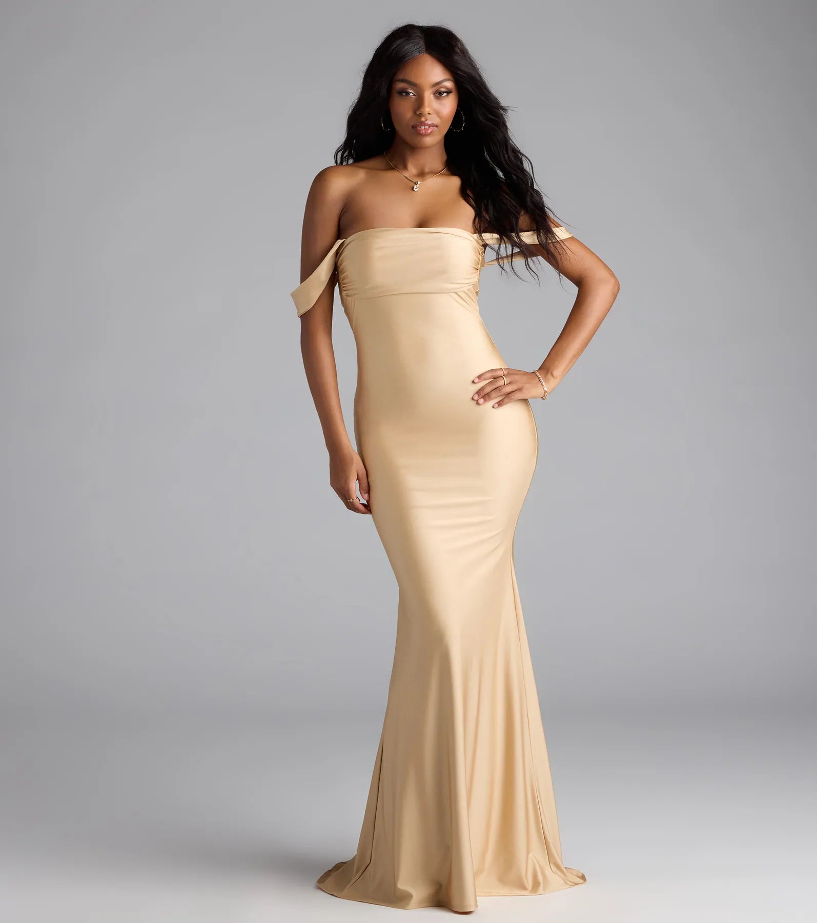 Feel instantly put-together in the Maylah Off-The-Shoulder Mermaid Dress in gold, a autumn wedding guest dress designed for confident style and all-out celebration.