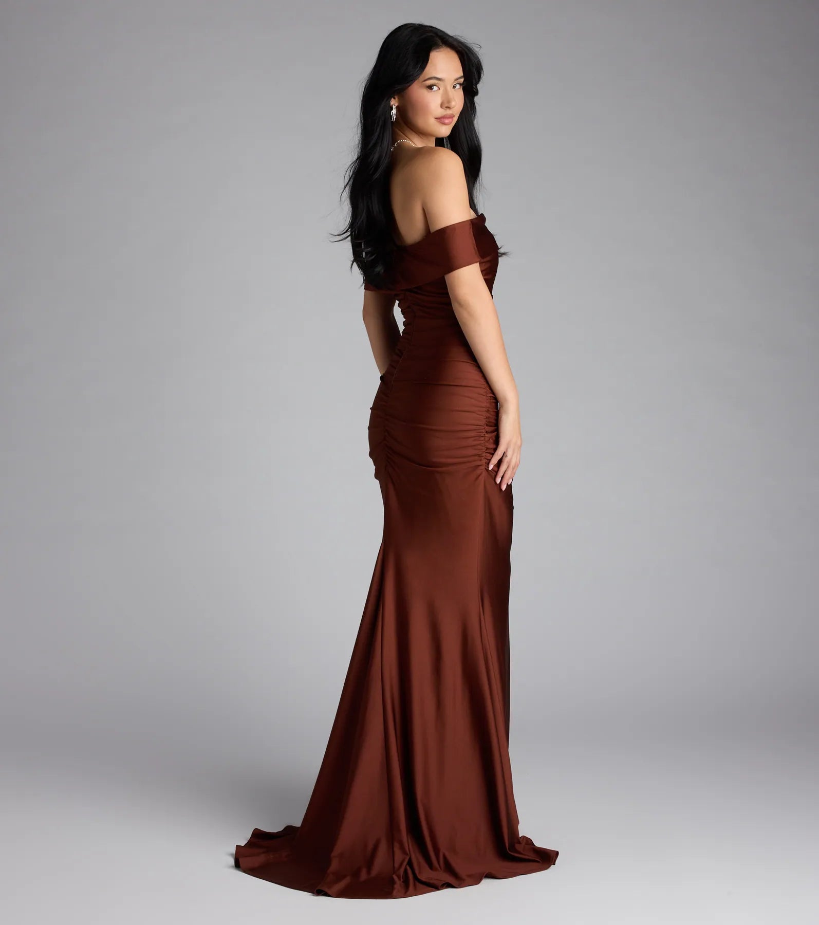 Style your seasonal looks with the Alicia Off-The-Shoulder Mermaid Formal Dress, a trend-right, brown fall dress designed for any plan on your calendar with new and unqiue details.