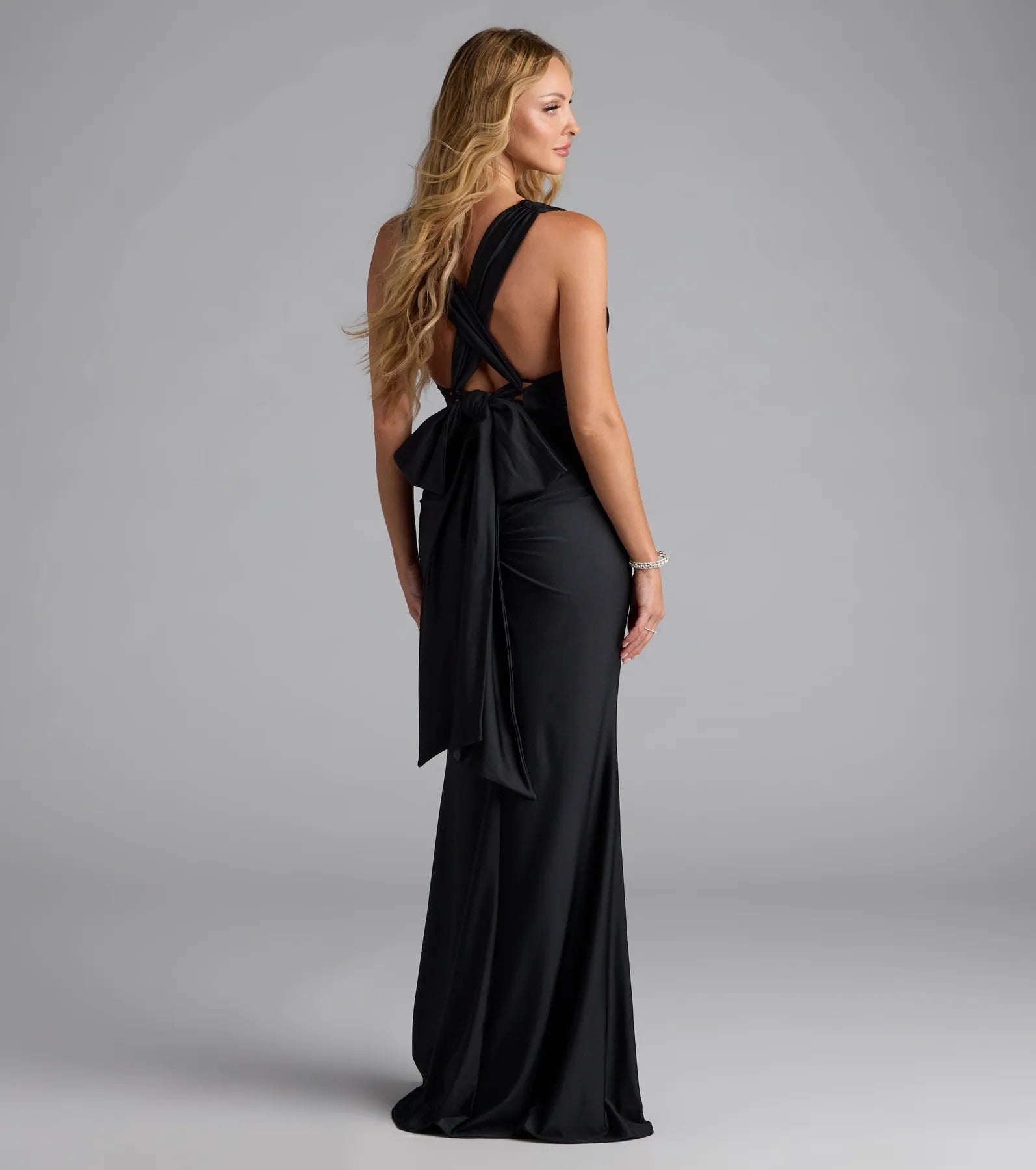 The Lucena Convertible Mermaid Formal Dress is your new go-to black dress—effortless, versatile, and made to update your fall style in seconds.