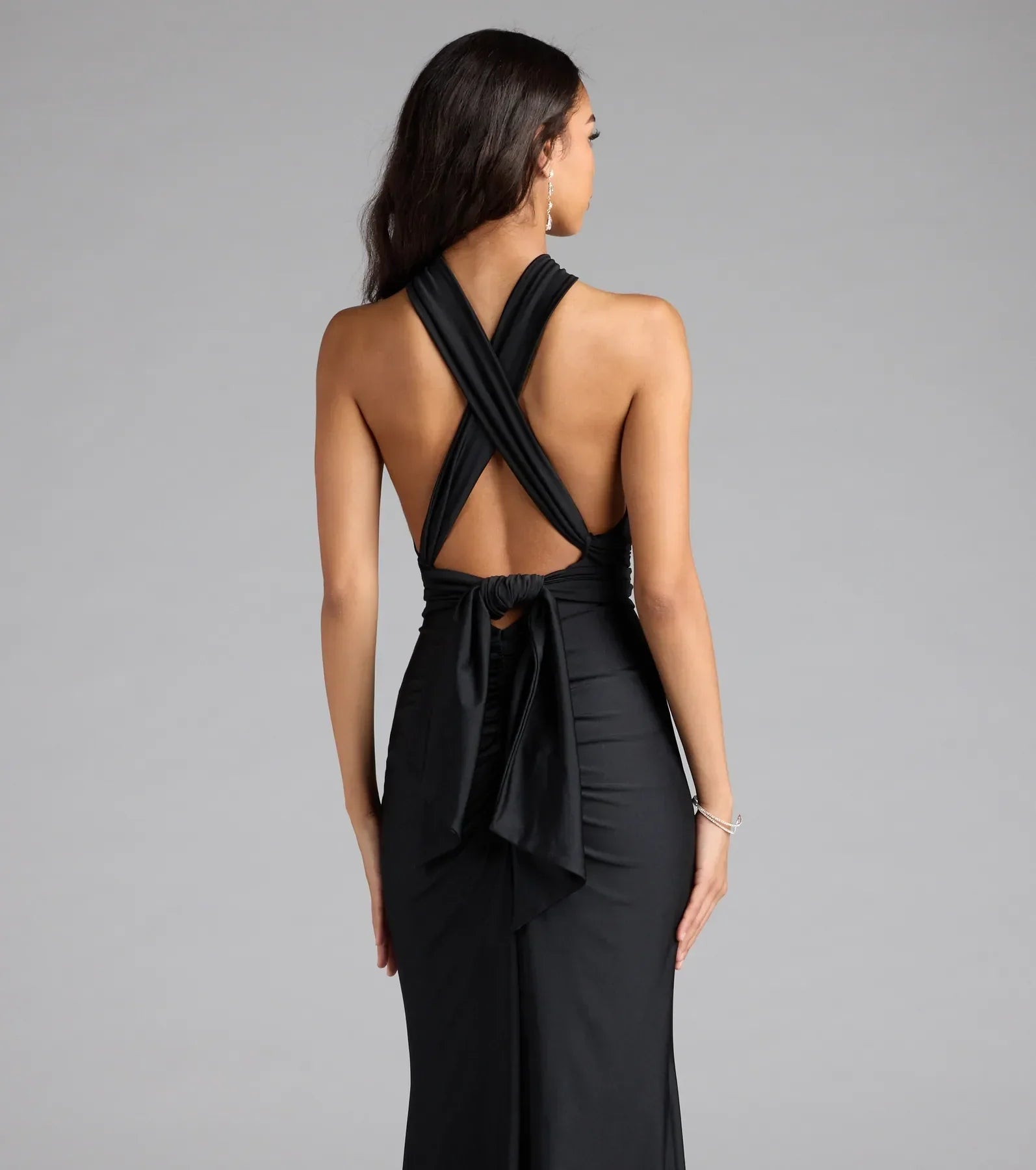 Step into the new season looking effortlessly chic in the Lucena Convertible Mermaid Formal Dress in black, a must-have Windsor dress for your cool-weather wardrobe.