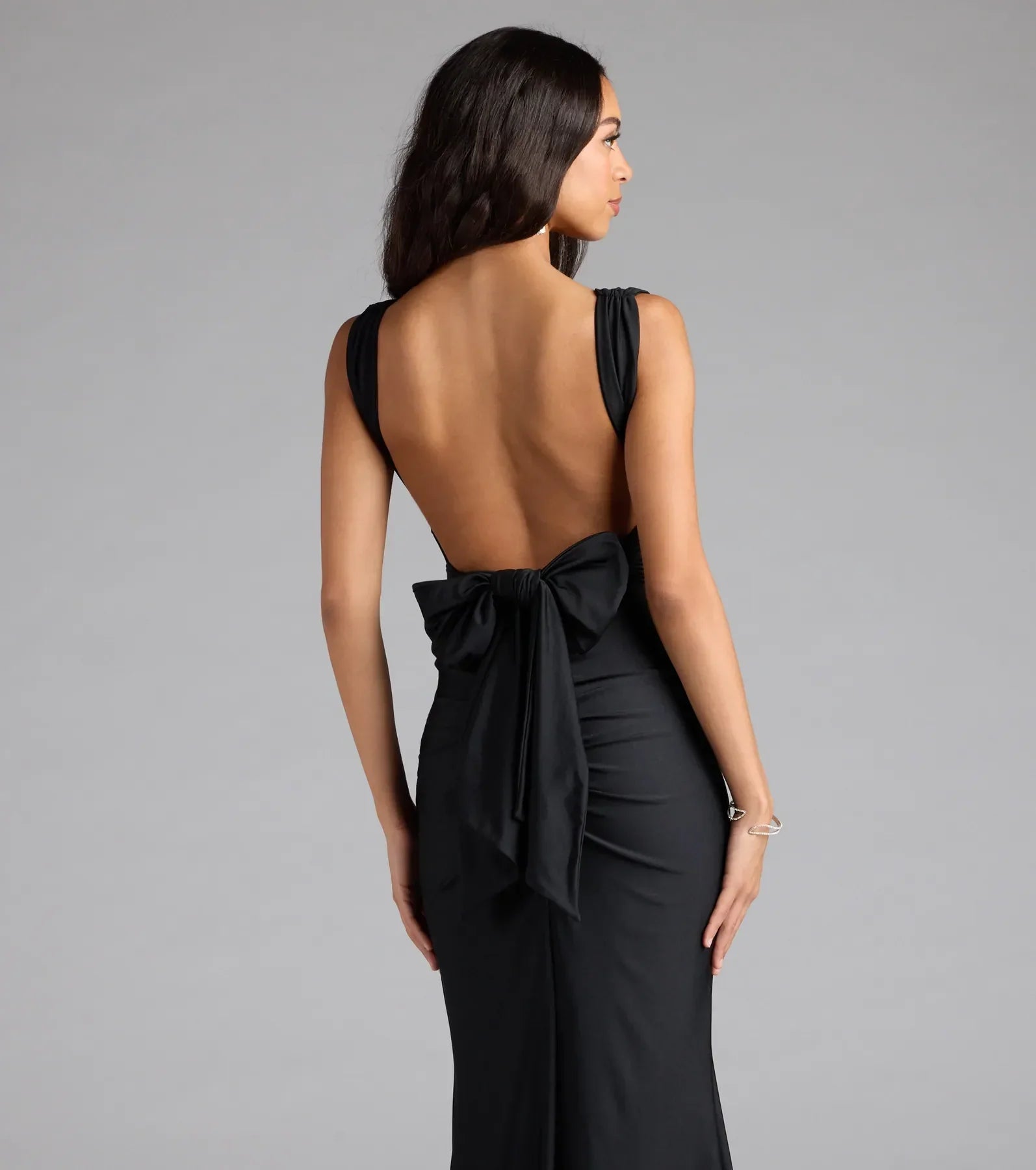 The Lucena Convertible Mermaid Formal Dress is your new go-to black dress—effortless, versatile, and made to update your fall style in seconds.