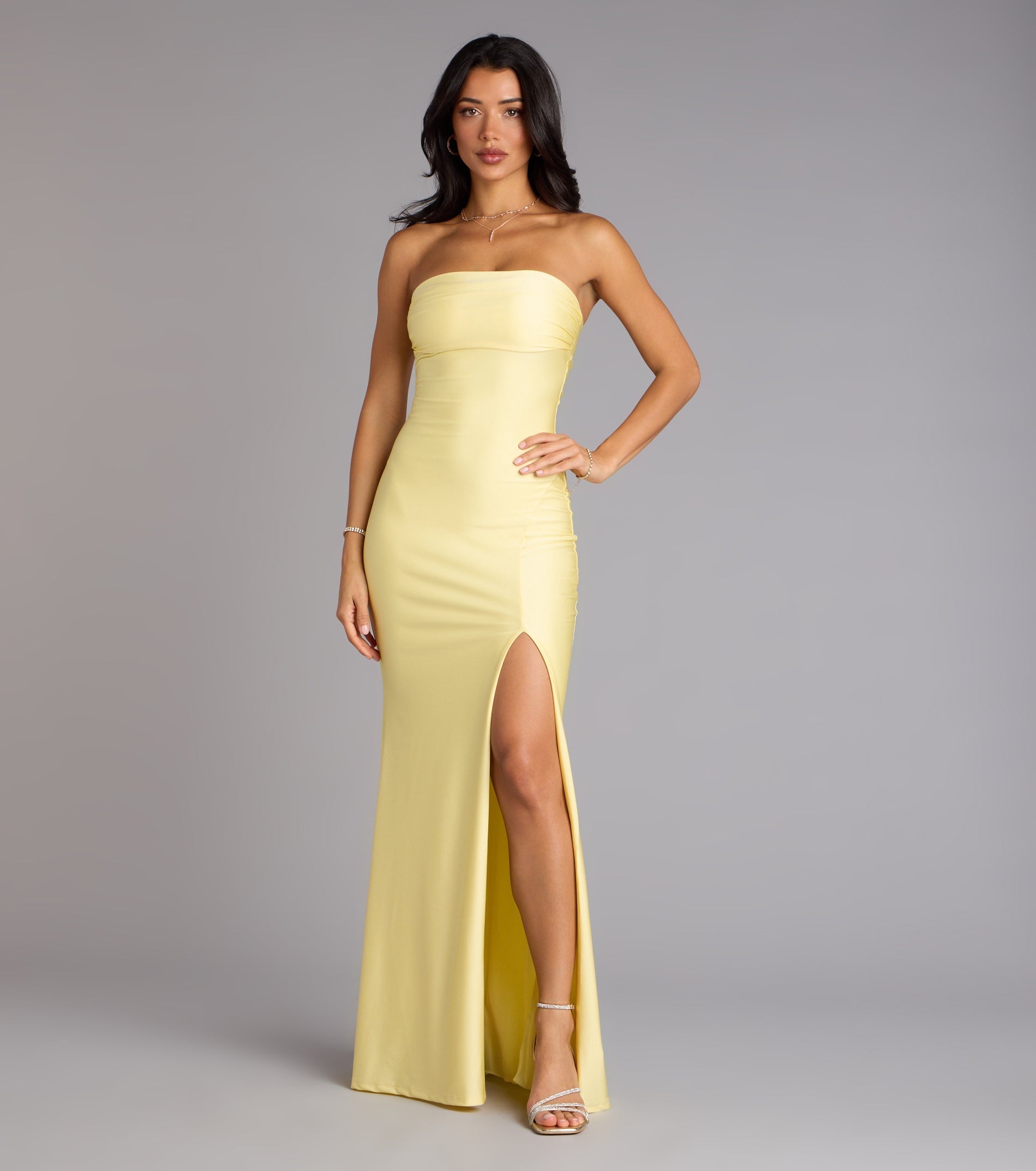 The Cheryl Strapless Slit Mermaid Formal Dress is your new go-to Windsor dress—effortless, versatile, and made to update your fall style in seconds.