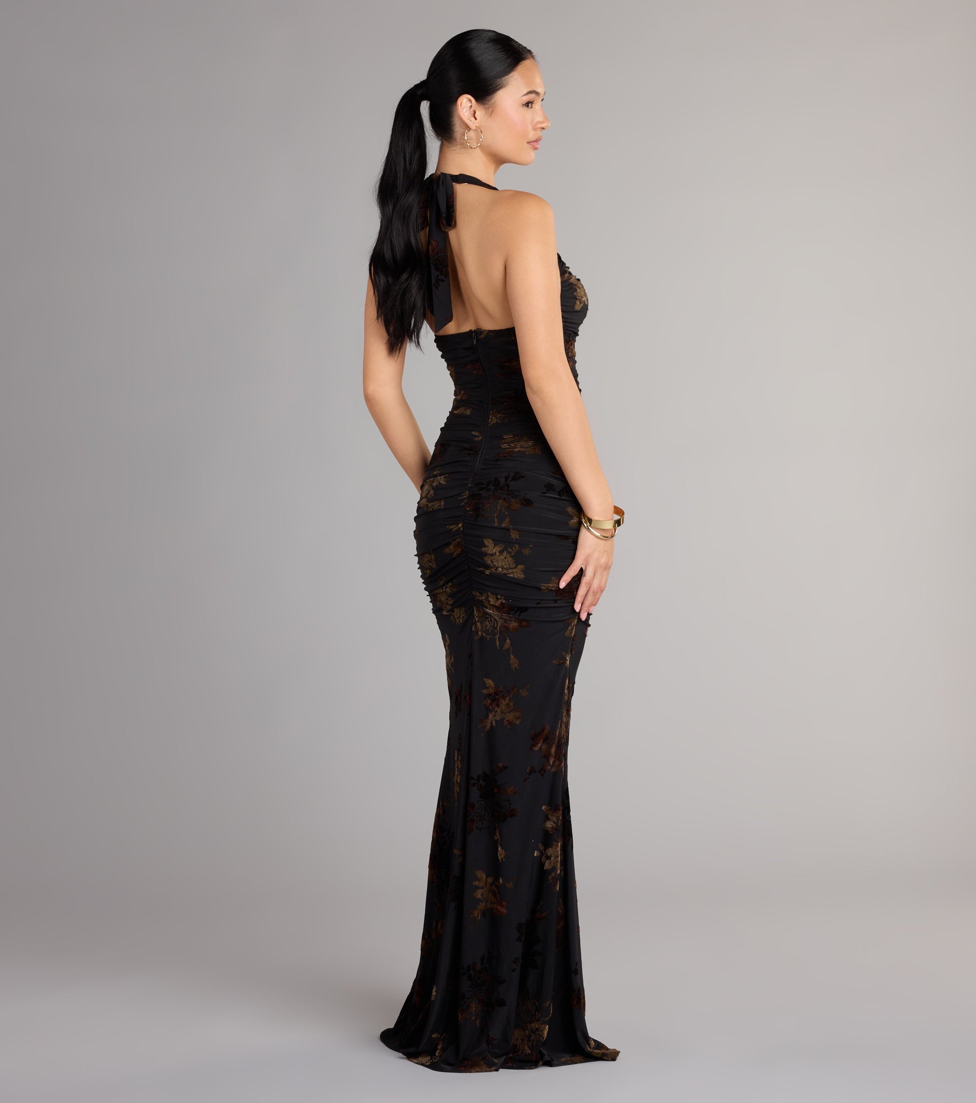 The Martha Flocked Floral Velvet Mermaid Formal Dress is your new go-to Windsor dress—effortless, versatile, and made to update your fall style in seconds.