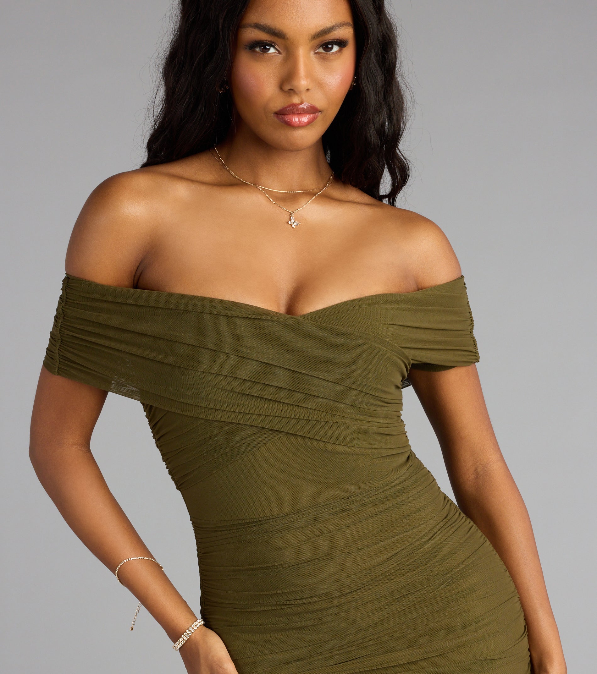 The Allison Off-The-Shoulder Mermaid Formal Dress is your new go-to Windsor dress—effortless, versatile, and made to update your fall style in seconds.