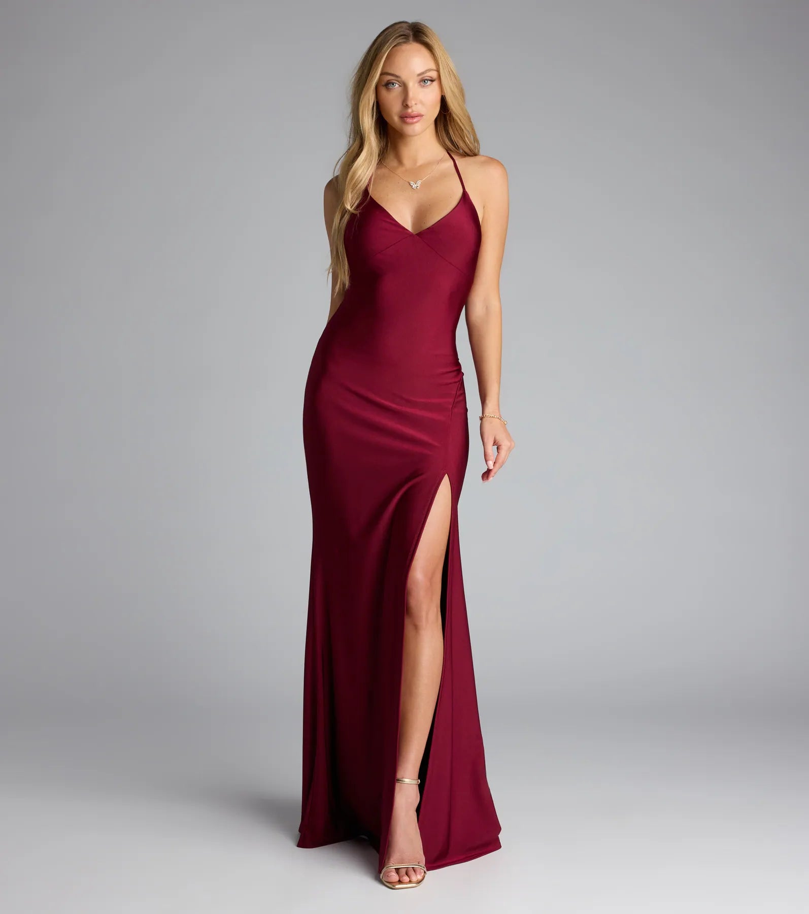 The Becky V-Neck Tie-Back Slit Mermaid Dress is your new go-to burgundy dress—effortless, versatile, and made to update your fall style in seconds.