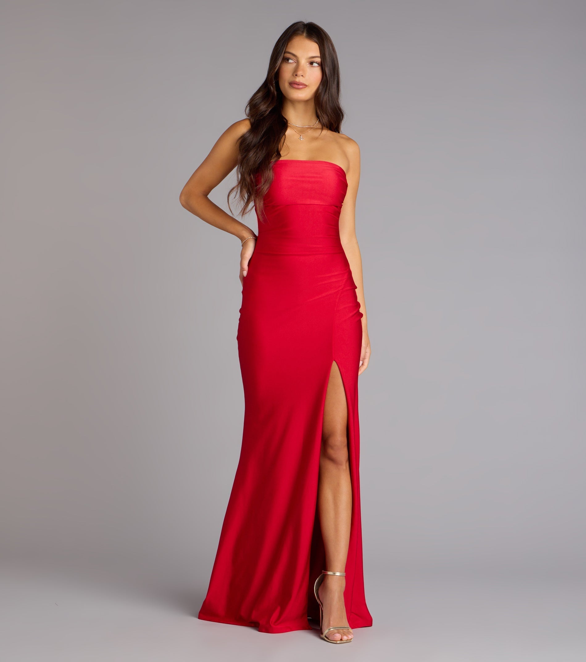 The Cheryl Strapless Slit Mermaid Formal Dress is your new go-to Windsor dress—effortless, versatile, and made to update your fall style in seconds.
