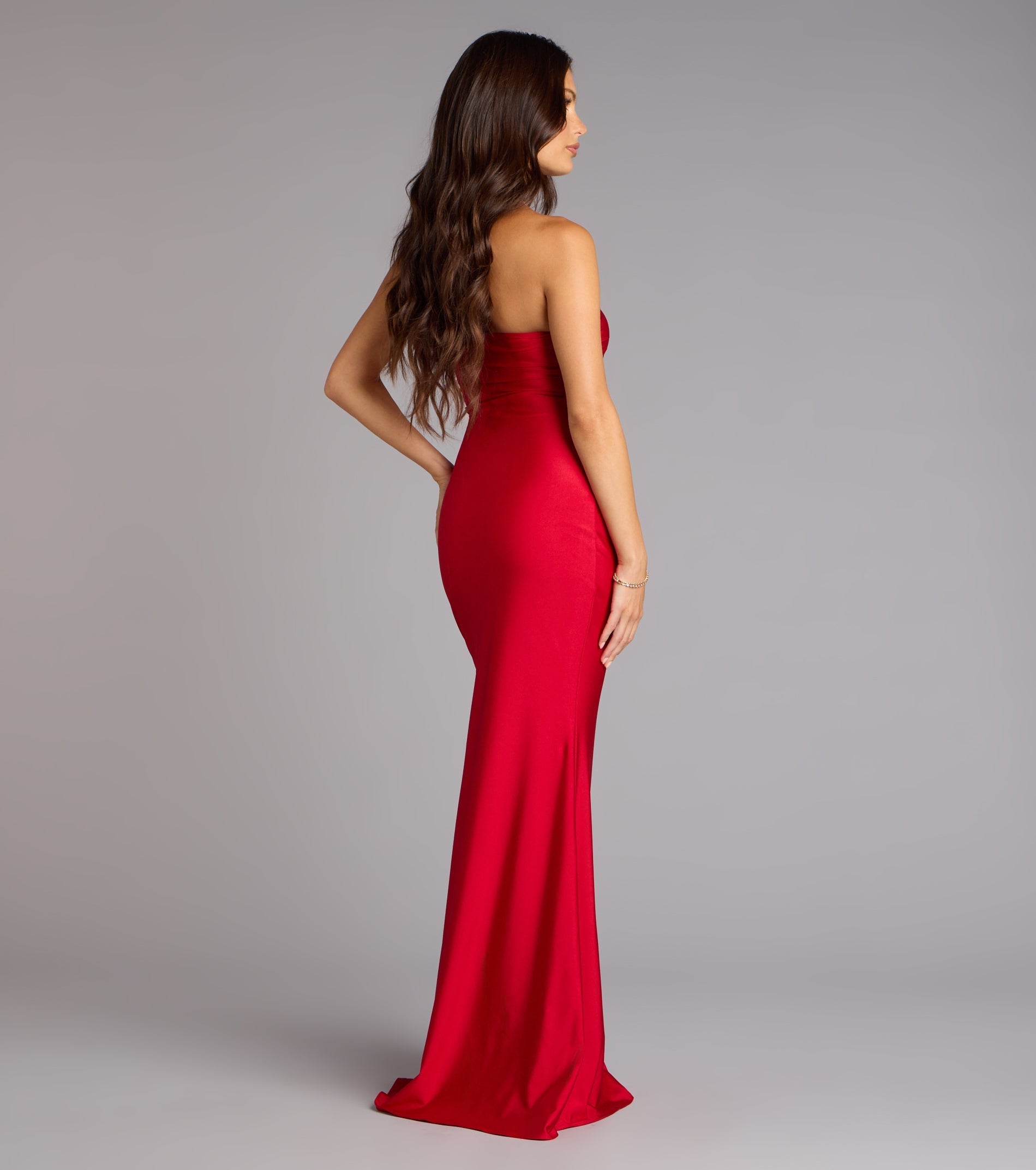 The Cheryl Strapless Slit Mermaid Formal Dress is your new go-to Windsor dress—effortless, versatile, and made to update your fall style in seconds.