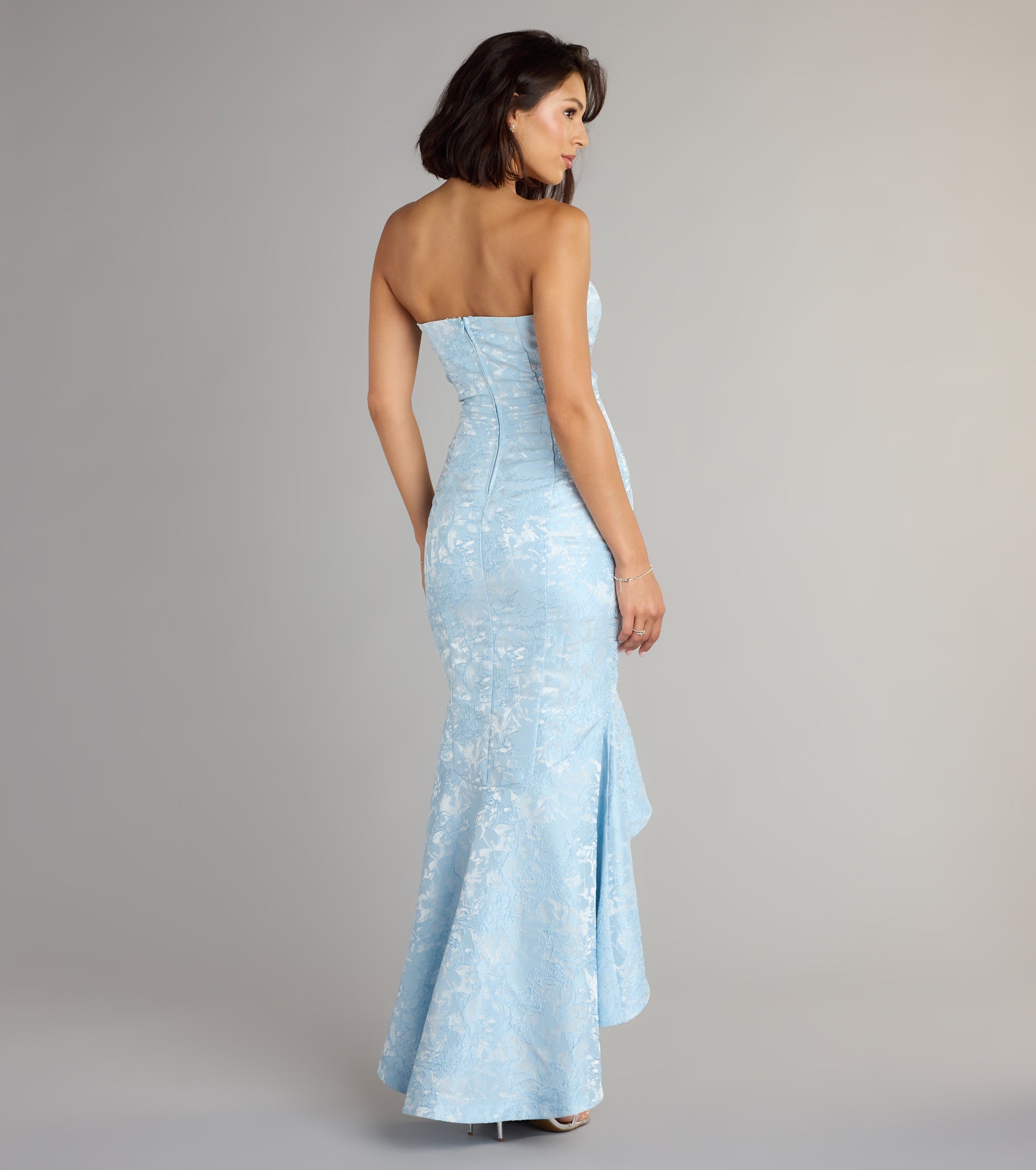 Style your seasonal looks with the Luna Floral High Low Mermaid Formal Dress, a trend-right, fall dress designed for any plan on your calendar with new and unqiue details.