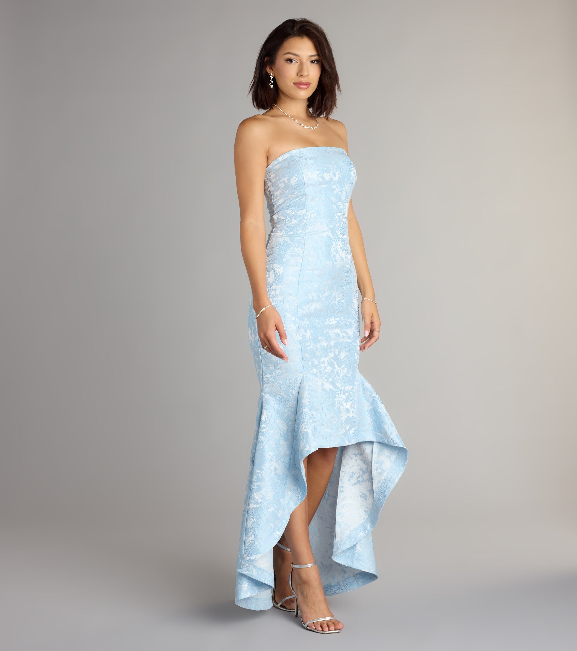 Style your seasonal looks with the Luna Floral High Low Mermaid Formal Dress, a trend-right, fall dress designed for any plan on your calendar with new and unqiue details.