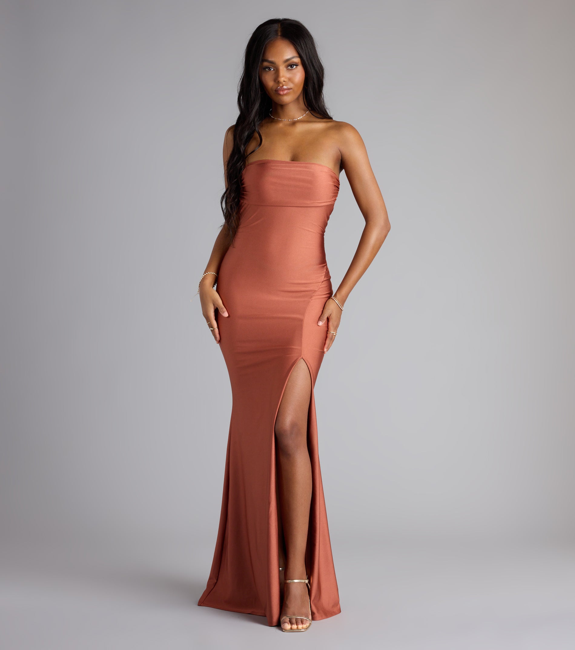 The Cheryl Strapless Slit Mermaid Formal Dress is your new go-to Windsor dress—effortless, versatile, and made to update your fall style in seconds.
