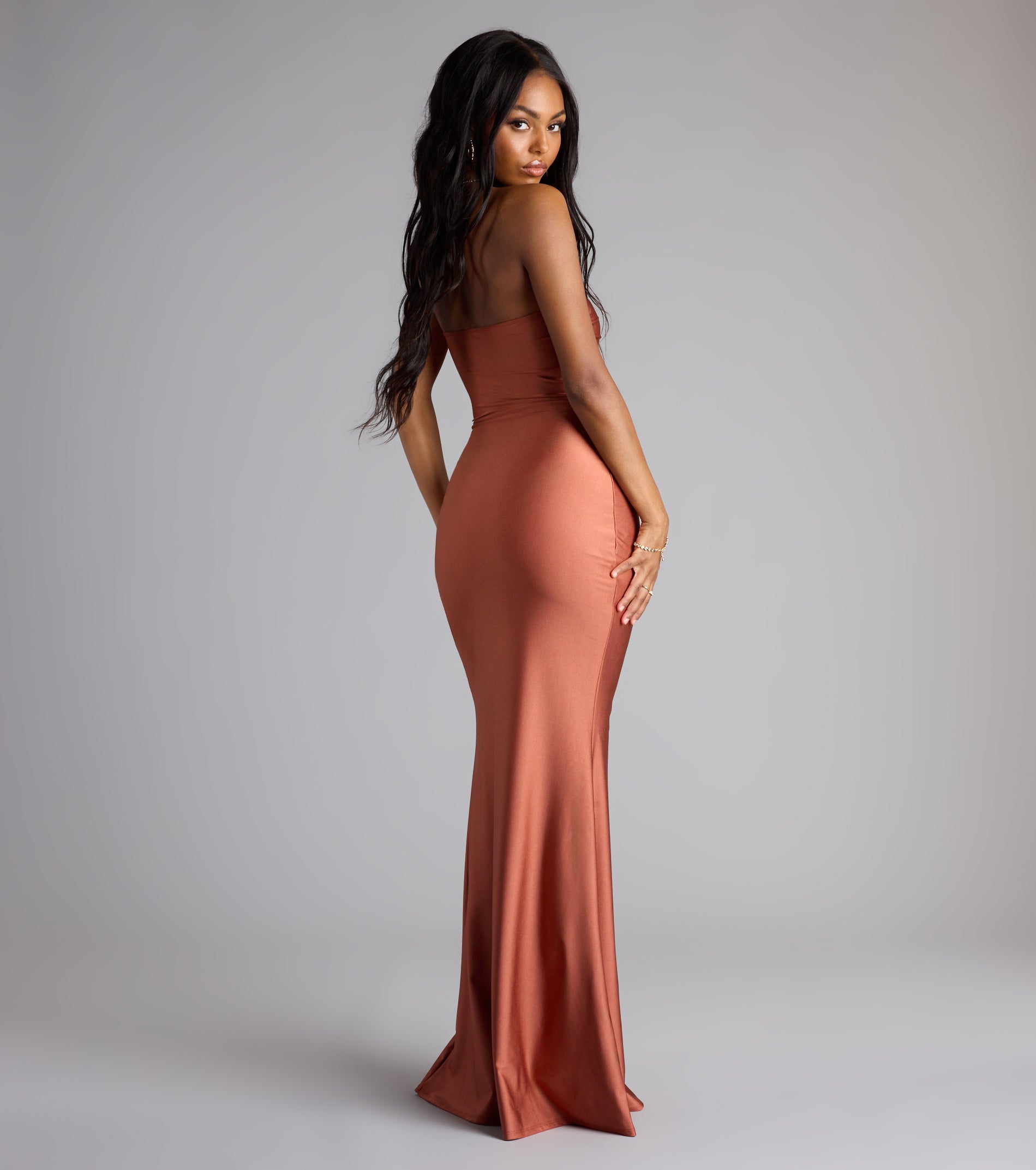 Style your seasonal looks with the Cheryl Strapless Slit Mermaid Formal Dress, a trend-right, fall dress designed for any plan on your calendar with new and unqiue details.