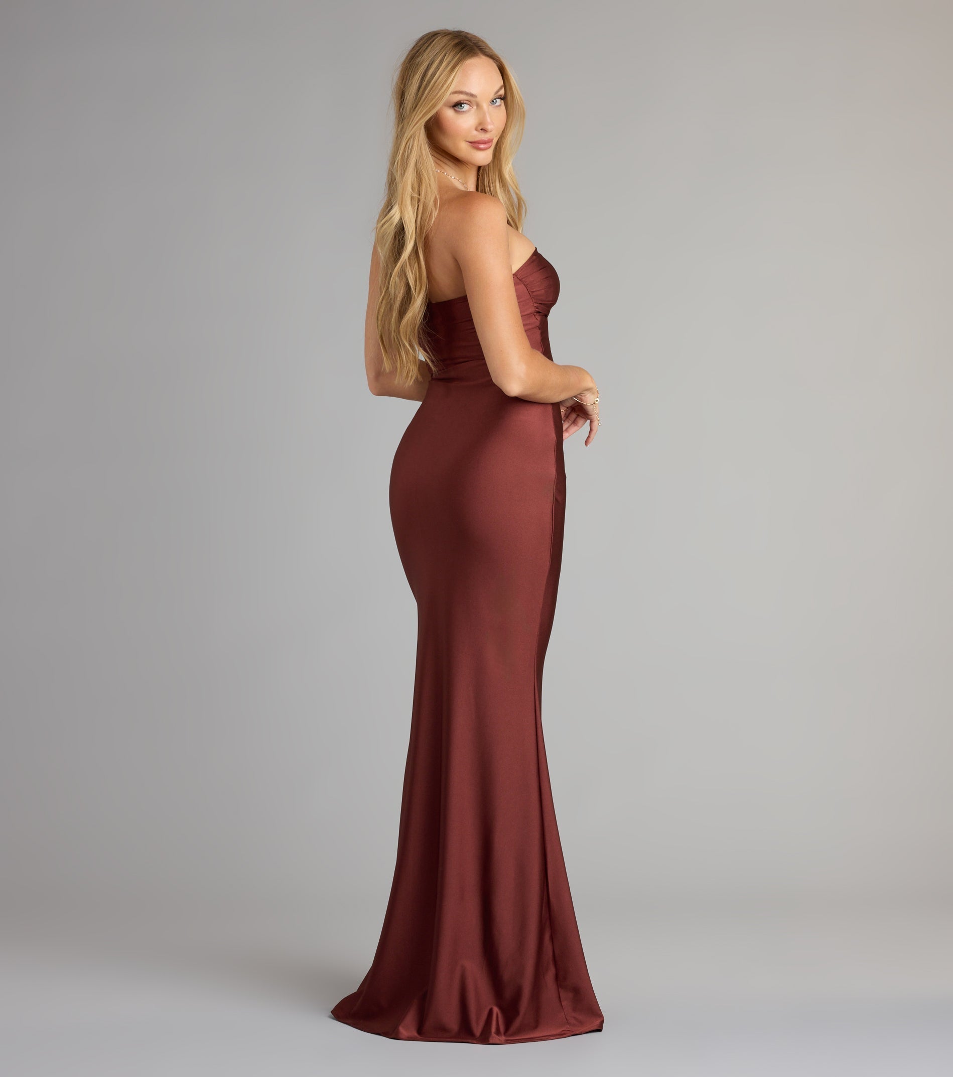 Style your seasonal looks with the Cheryl Strapless Slit Mermaid Formal Dress, a trend-right, fall dress designed for any plan on your calendar with new and unqiue details.