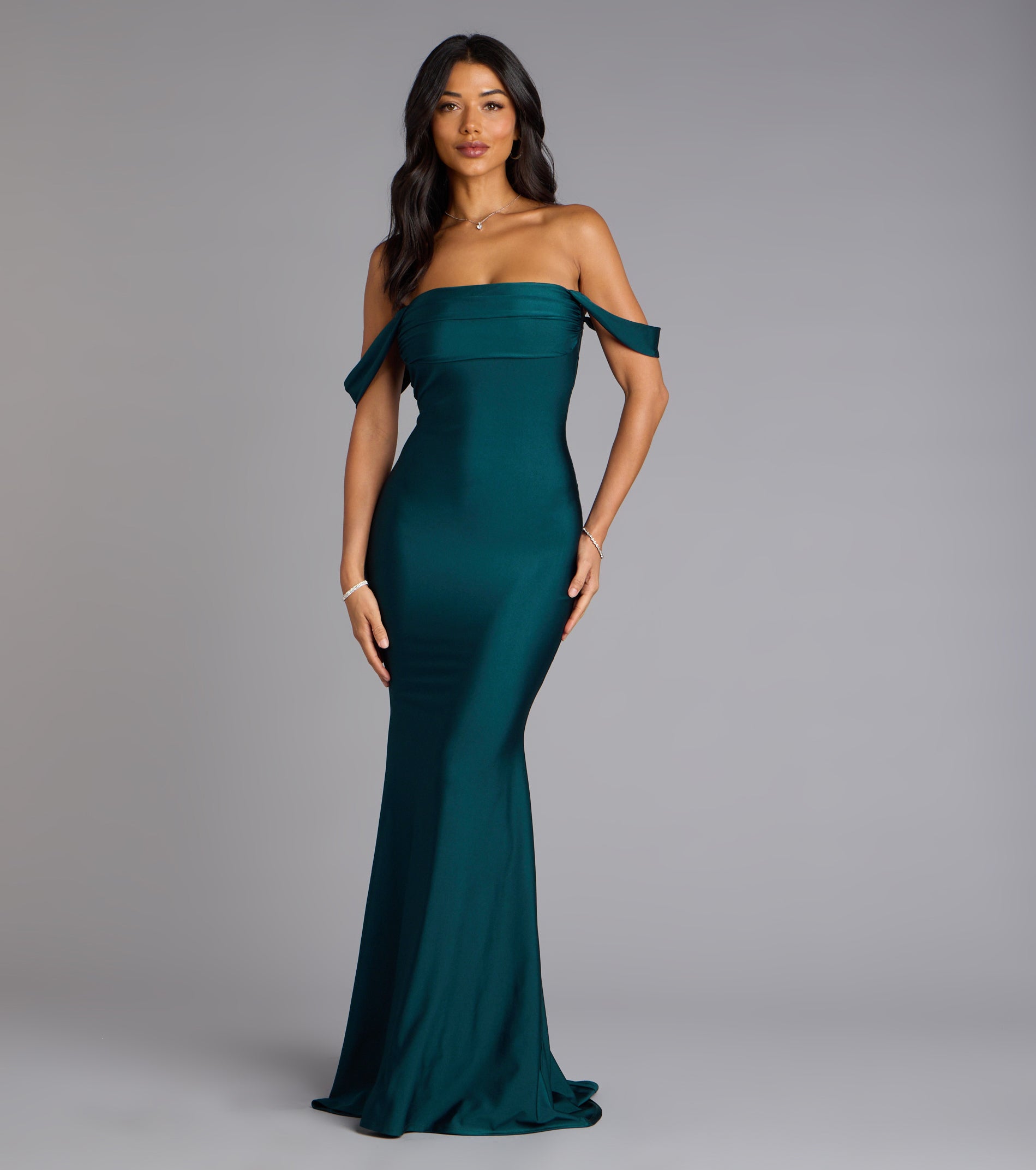 The Maylah Off-The-Shoulder Mermaid Dress is your new go-to Windsor dress—effortless, versatile, and made to update your fall style in seconds.
