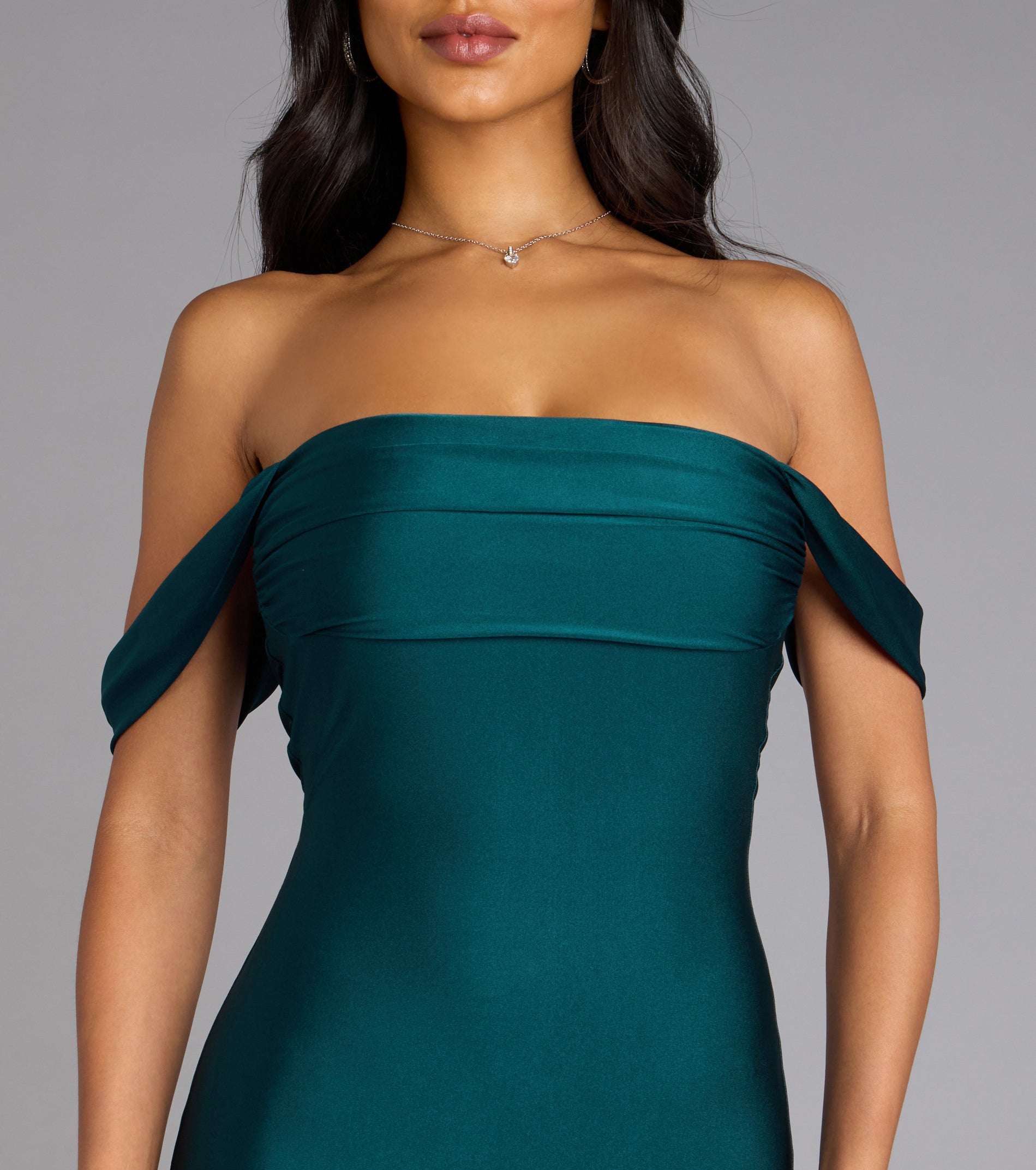 The Maylah Off-The-Shoulder Mermaid Dress is your new go-to Windsor dress—effortless, versatile, and made to update your fall style in seconds.