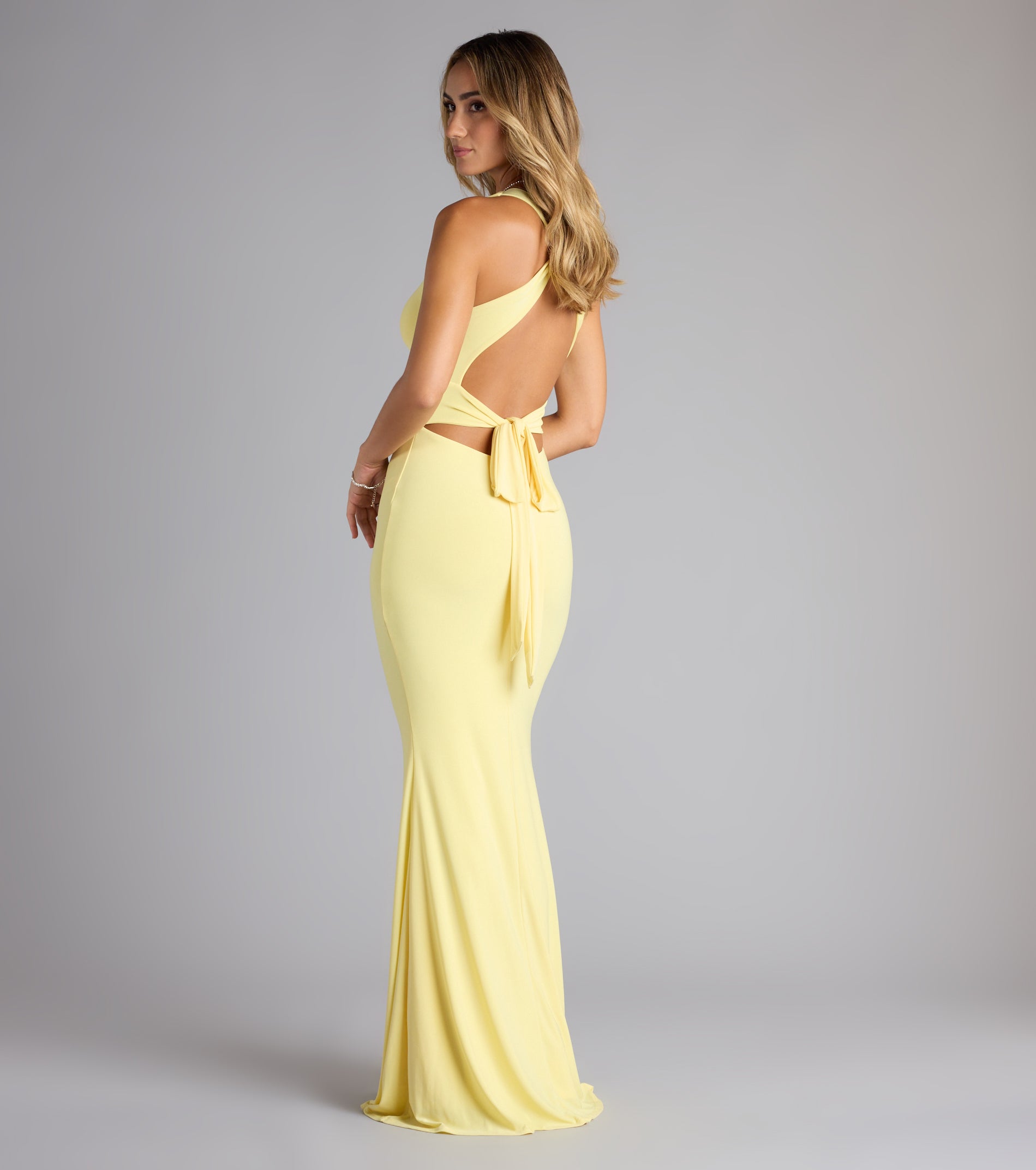 Style your seasonal looks with the Juliane Strappy Back Mermaid Formal Dress, a trend-right, fall dress designed for any plan on your calendar with new and unqiue details.