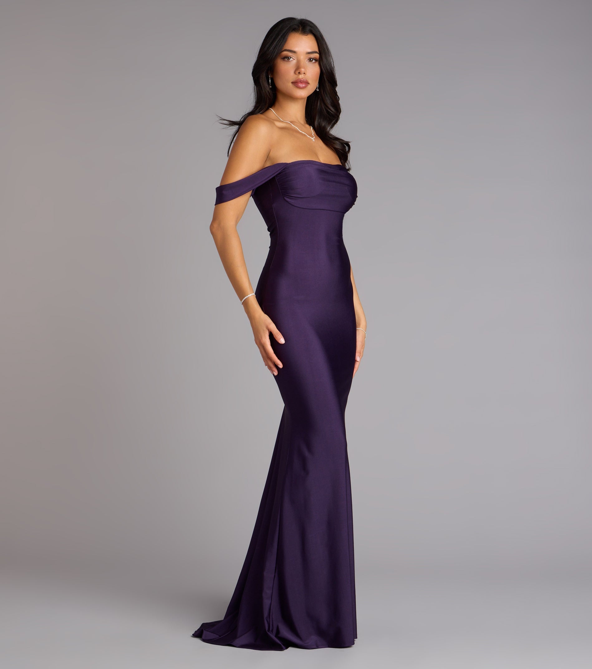 The Maylah Off-The-Shoulder Mermaid Dress is your new go-to Windsor dress—effortless, versatile, and made to update your fall style in seconds.