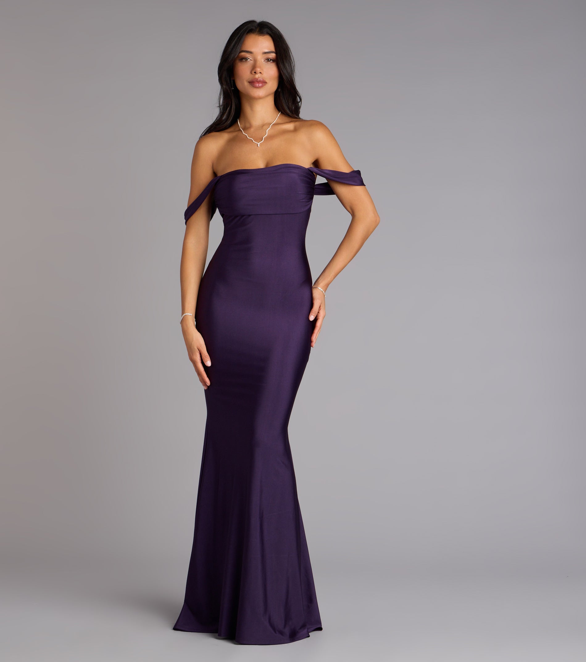 The Maylah Off-The-Shoulder Mermaid Dress is your new go-to Windsor dress—effortless, versatile, and made to update your fall style in seconds.