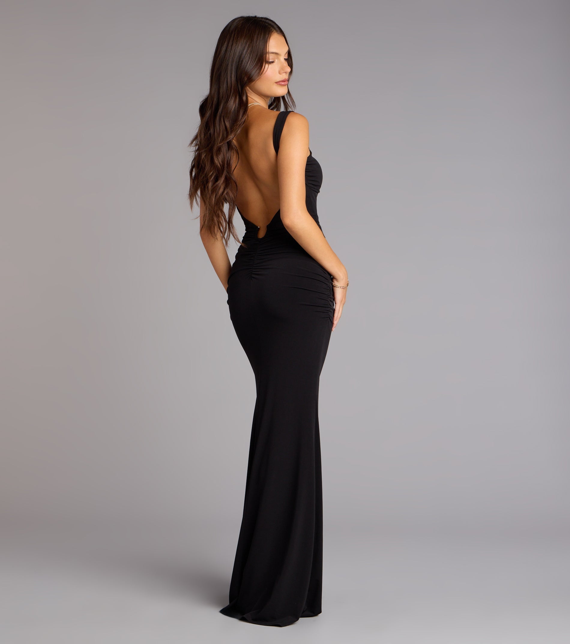 The Zooey Open Back Mermaid Formal Dress is your new go-to Windsor dress—effortless, versatile, and made to update your fall style in seconds.