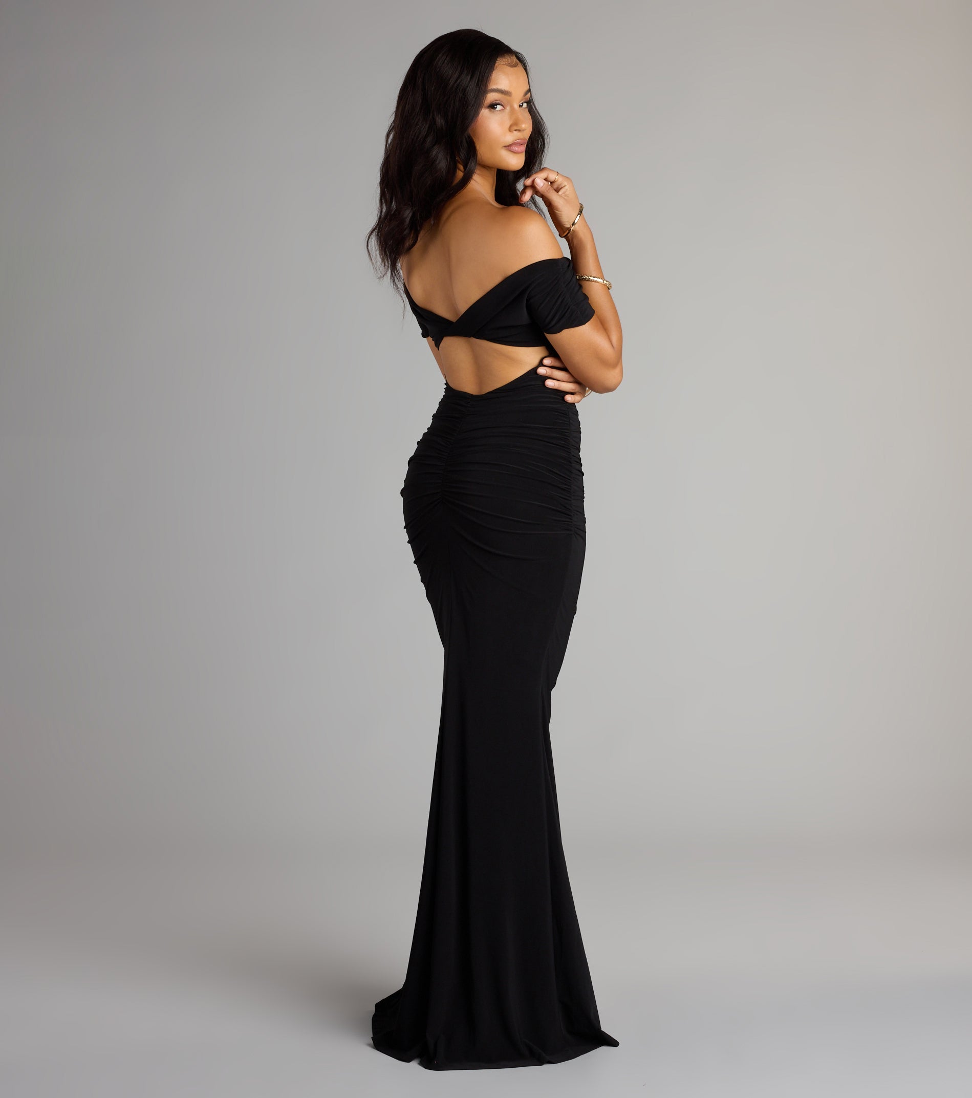 The Arial Open Back Mermaid Formal Dress is your new go-to Windsor dress—effortless, versatile, and made to update your fall style in seconds.