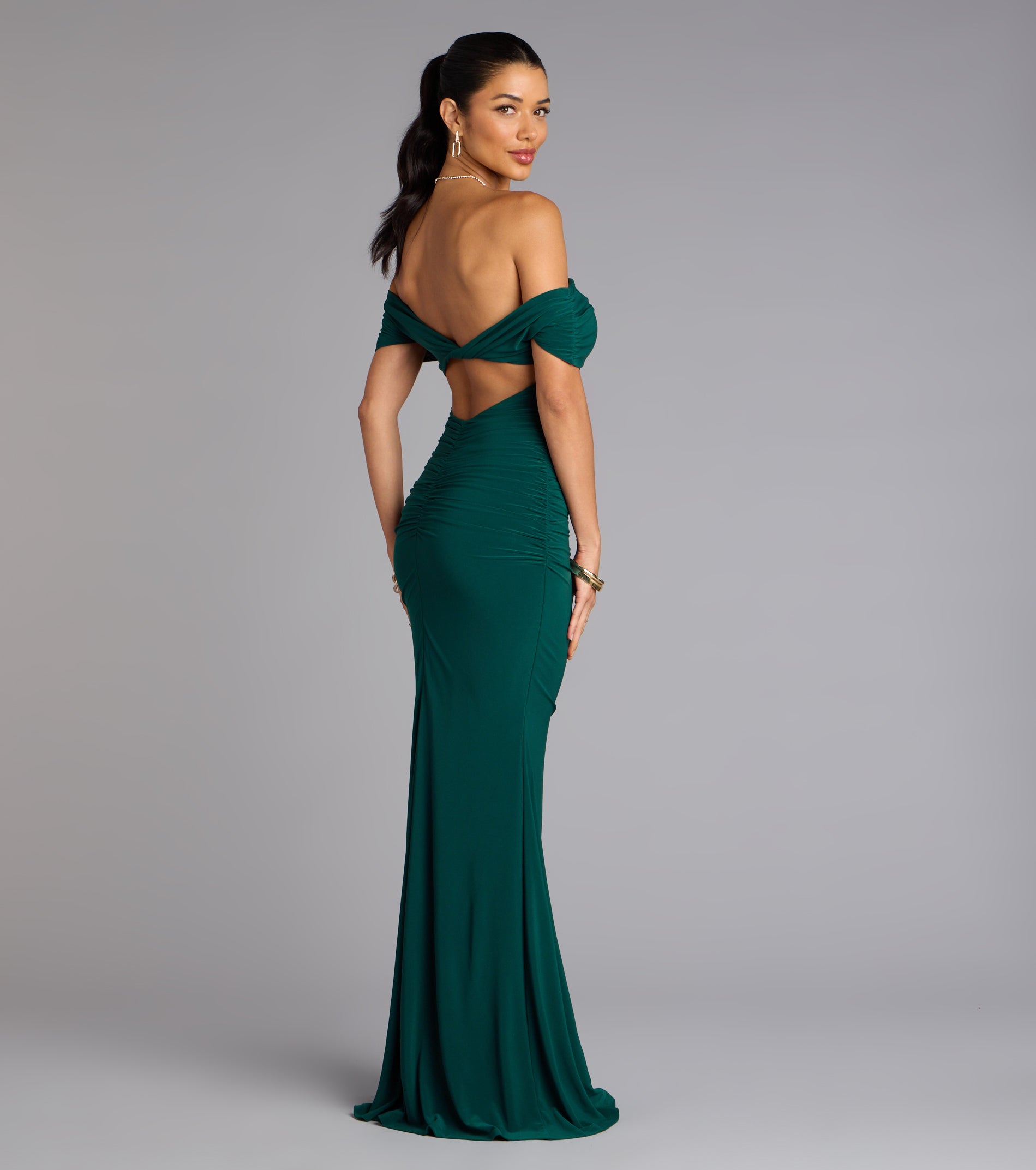 The Arial Open Back Mermaid Formal Dress is your new go-to Windsor dress—effortless, versatile, and made to update your fall style in seconds.
