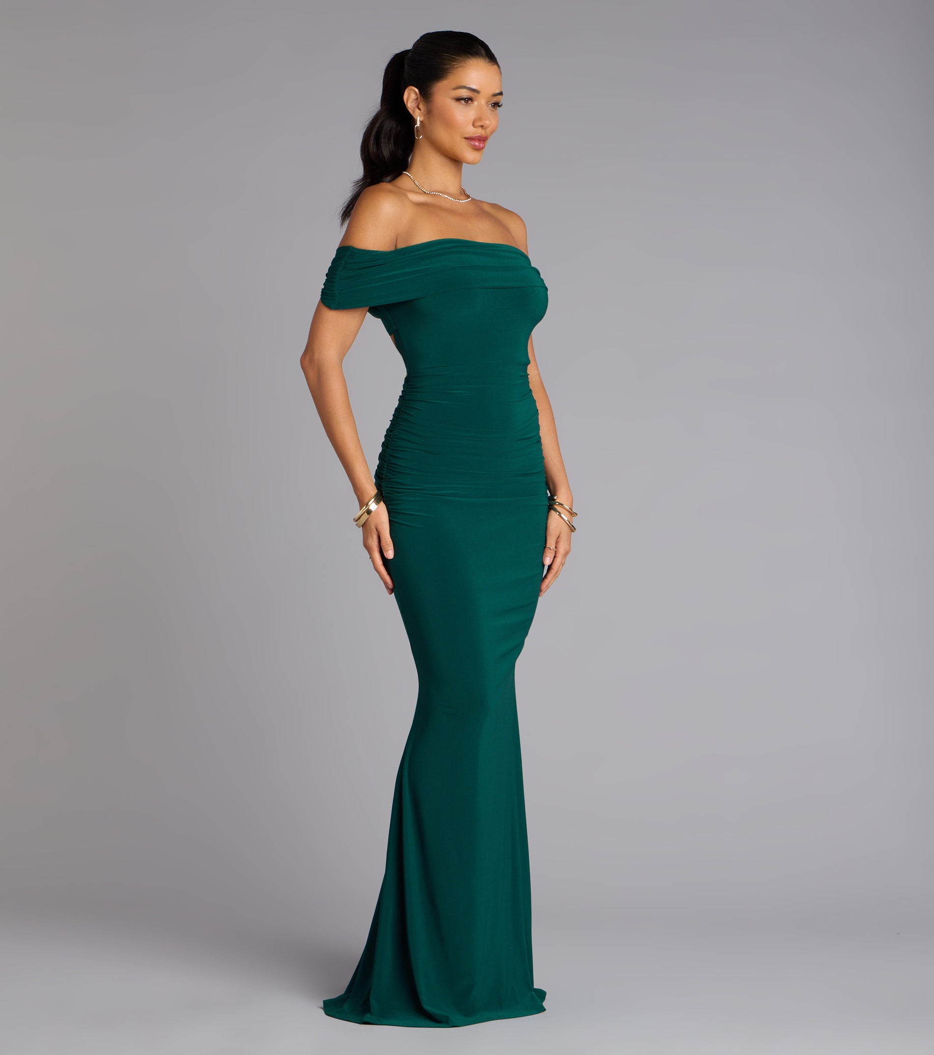 The Arial Open Back Mermaid Formal Dress is your new go-to Windsor dress—effortless, versatile, and made to update your fall style in seconds.