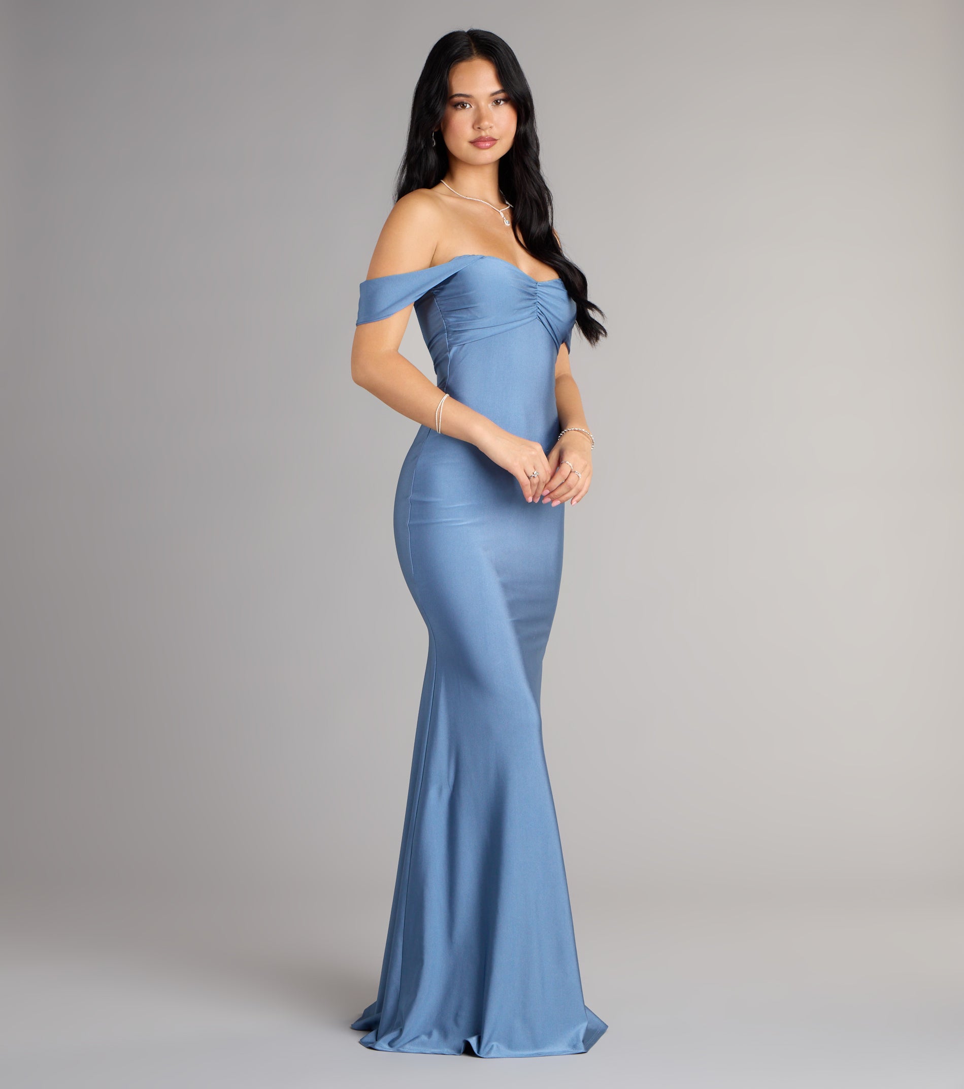 The Rae Off-The-Shoulder Mermaid Formal Dress is your new go-to Windsor dress—effortless, versatile, and made to update your fall style in seconds.