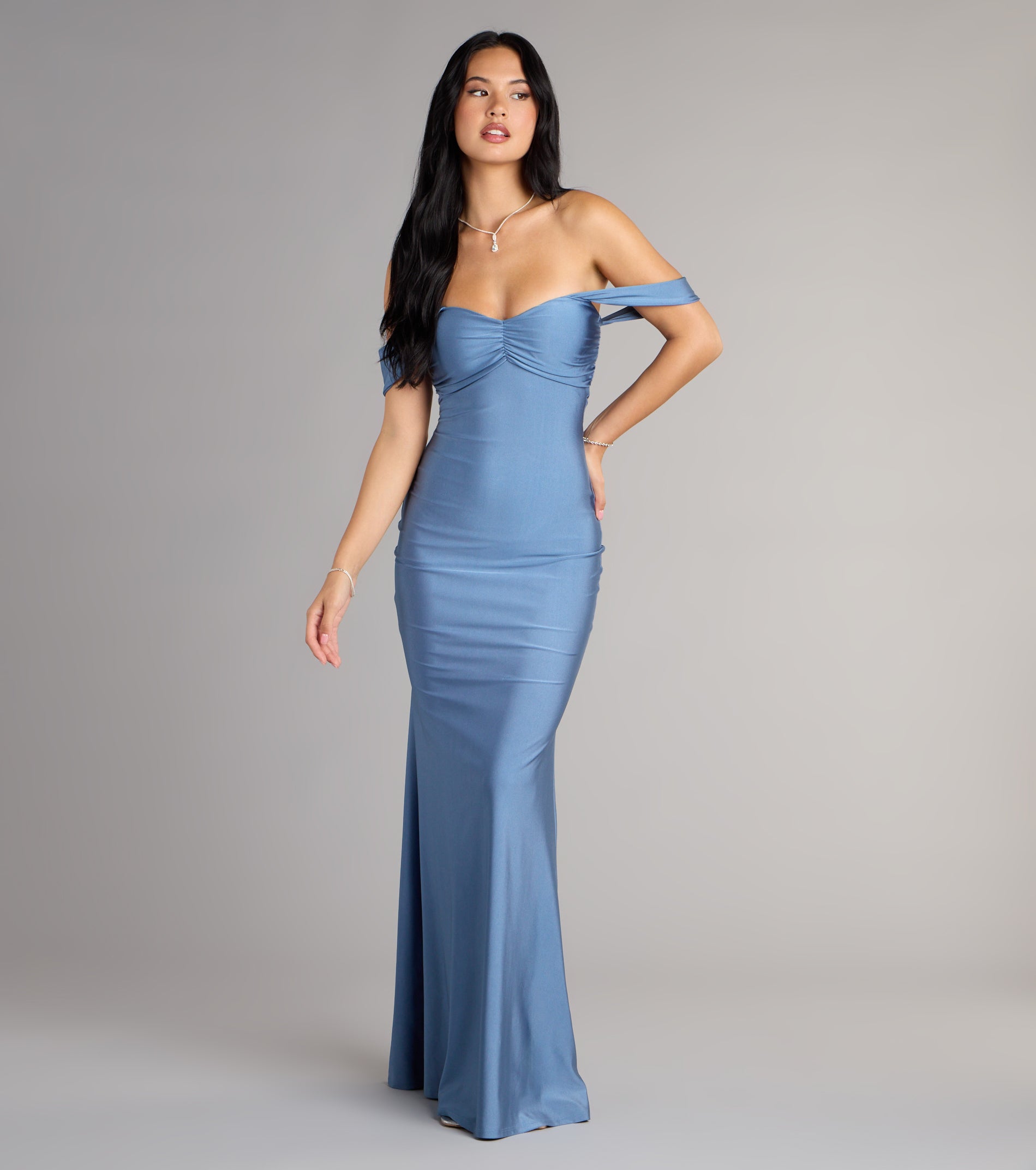 The Rae Off-The-Shoulder Mermaid Formal Dress is your new go-to Windsor dress—effortless, versatile, and made to update your fall style in seconds.