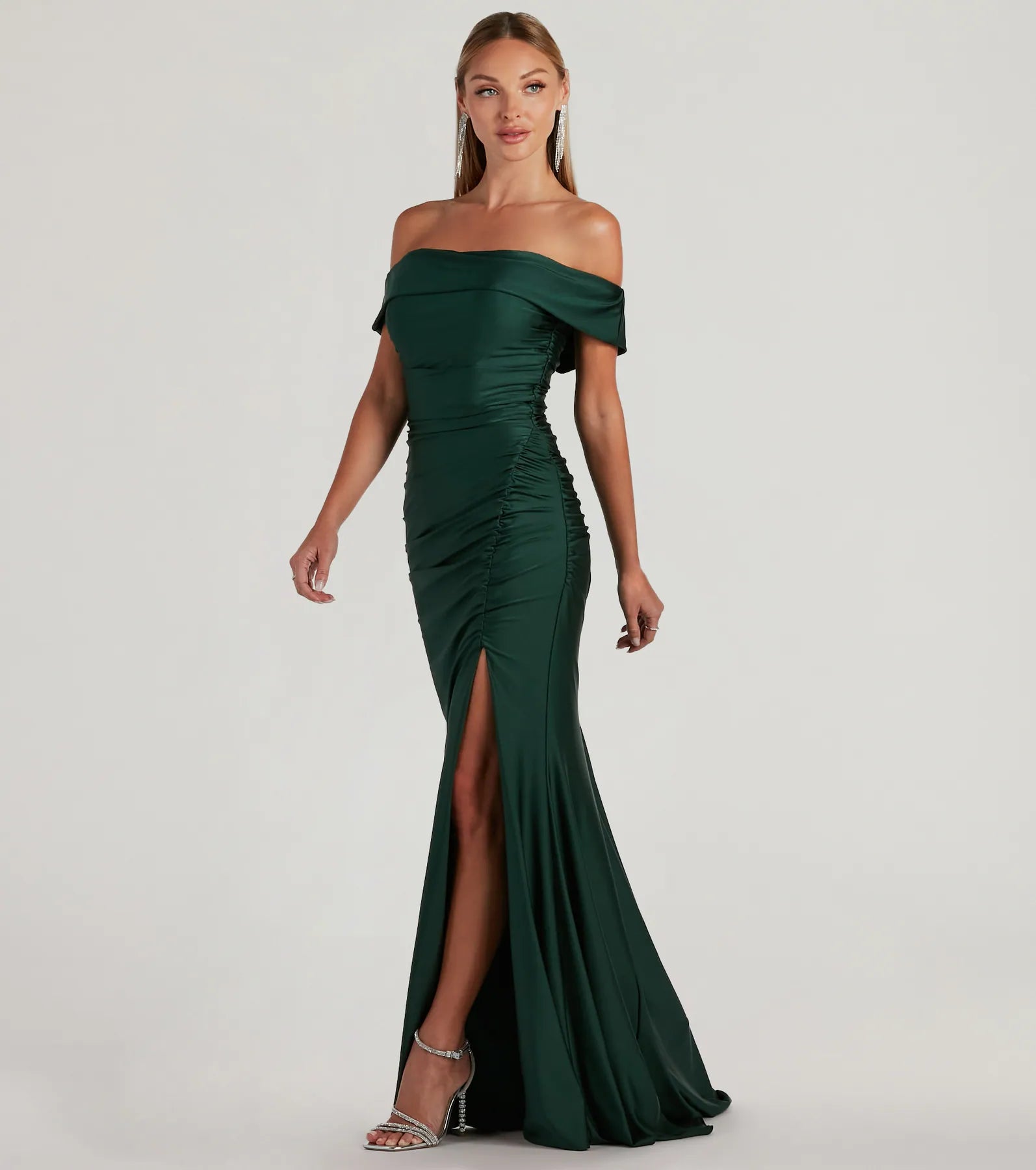 A stunning pick for an engagement photoshoot outfit or autumn wedding guest dress, this fall formal dress showcases the Alicia Off-The-Shoulder Mermaid Formal Dress in hunter green with a graceful silhouette that captures the moment.