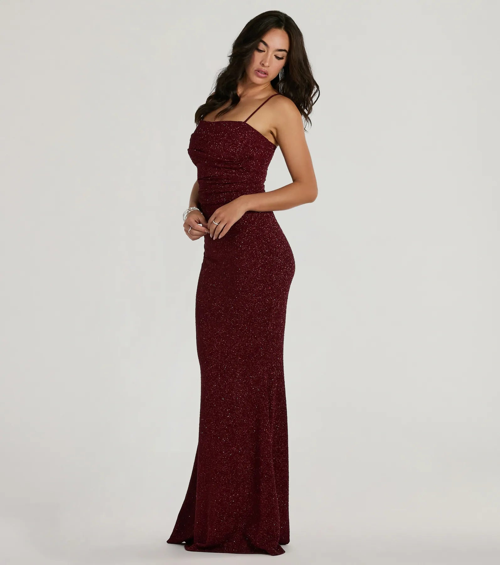 Feel instantly put-together in the Wendy Sleeveless Mermaid Glitter Formal Dress in wine, a fall wedding guest dress designed for confident style and all-out celebration.