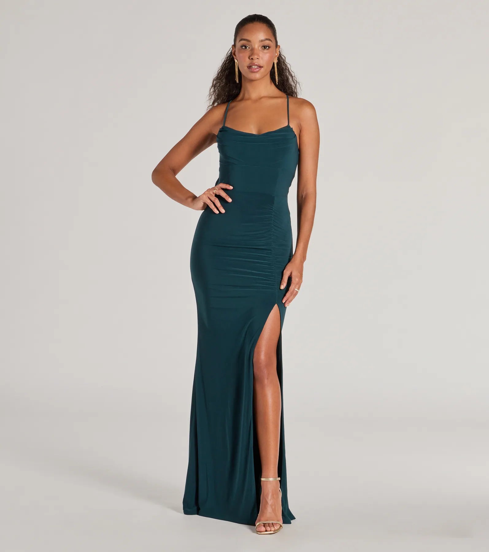 Turn heads at HOCO 2025 in this hunter green homecoming dress, where statement-making details meet the iconic style of the Ashley Sleeveless Bow Mermaid Formal Dress.