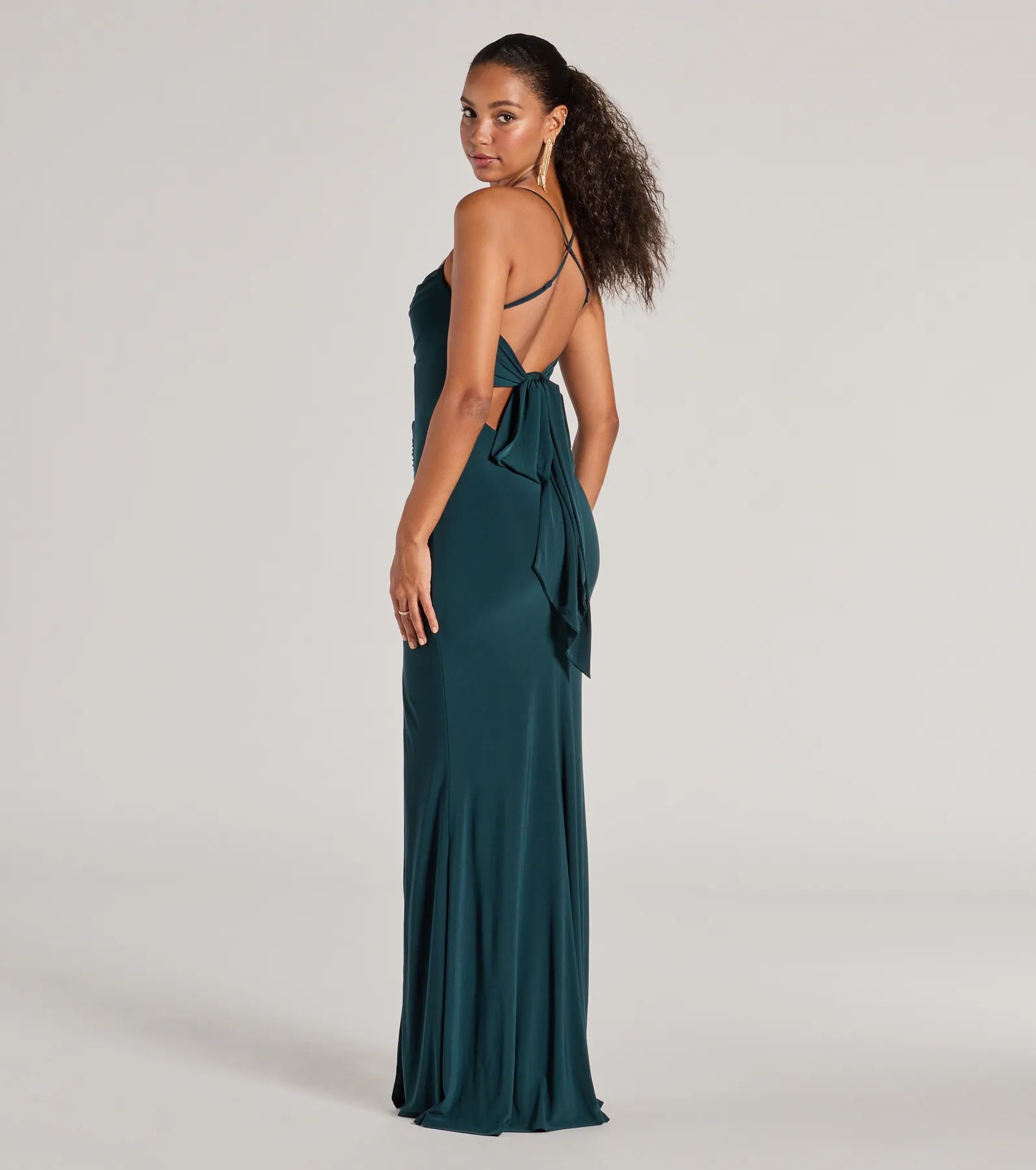 Feel instantly put-together in the Ashley Sleeveless Bow Mermaid Formal Dress in hunter green, a fall wedding guest dress designed for confident style and all-out celebration.