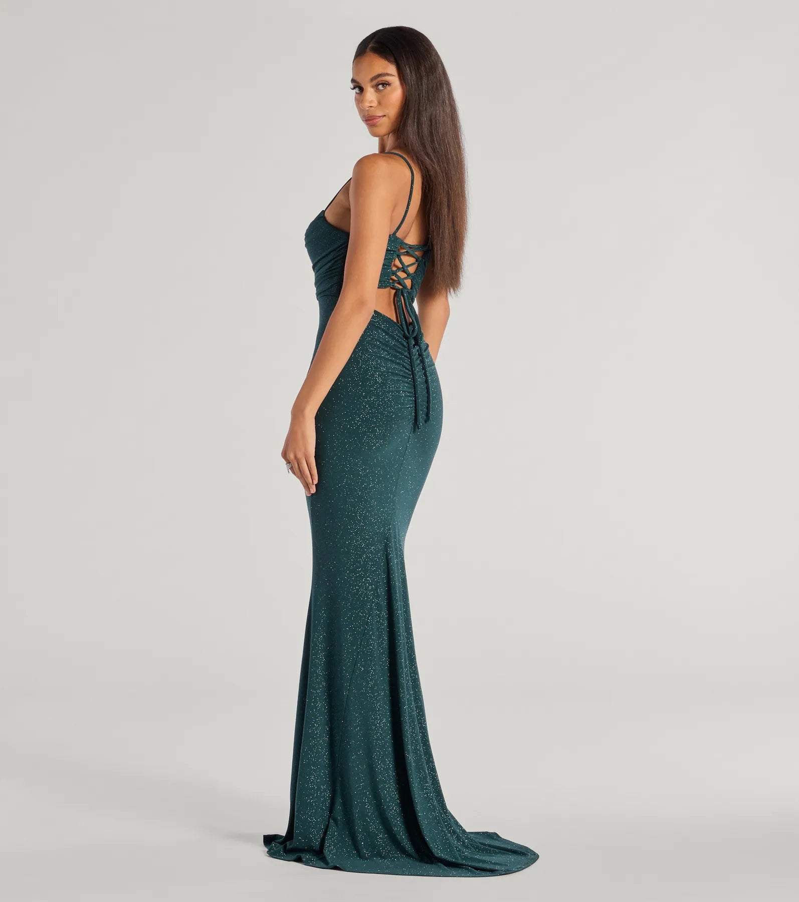 Own your moment in the Colleen Lace Up Mermaid Glitter Formal Dressin hunter green, a standout 2025 Homecoming Dress that captures all the glam and energy of the night.
