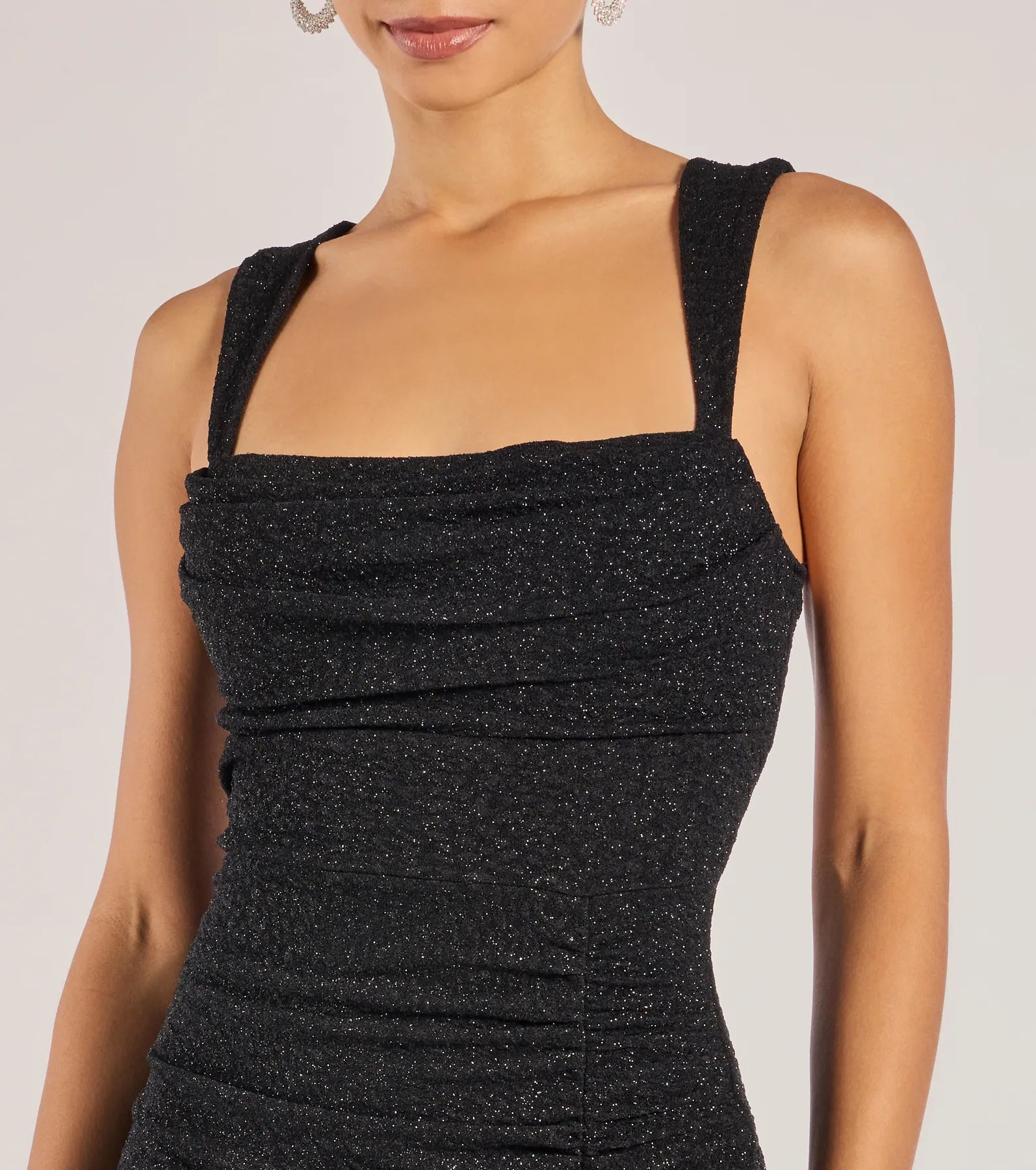 Make a bold statement in the Drew Open Back Glitter Mermaid Dress in black, the perfect fall dress for weddings, cocktail hours, nights out, and/or seasonal celebrations.