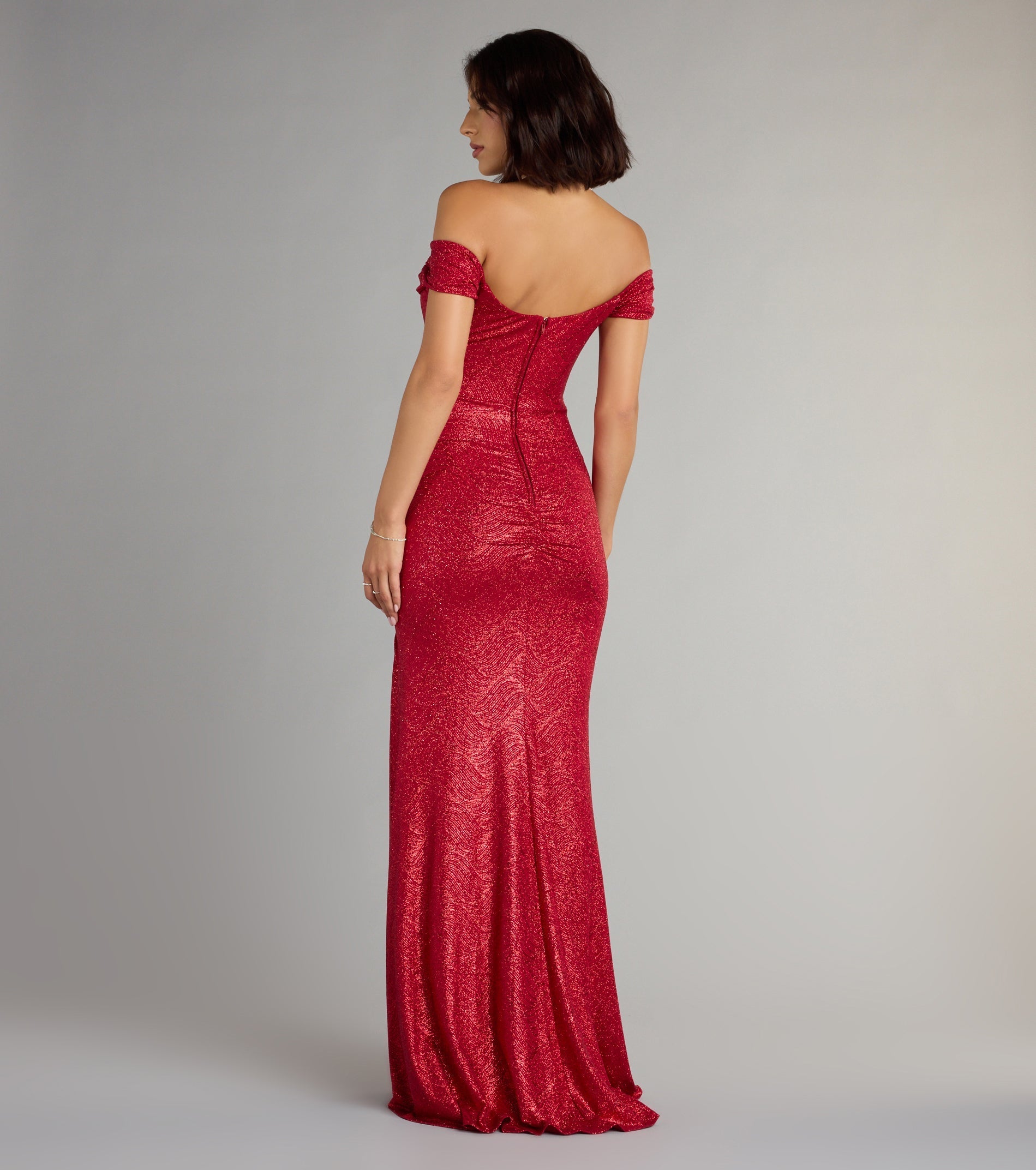 Style your seasonal looks with the Alina Glitter Off-The-Shoulder Mermaid Formal Dress, a trend-right, fall dress designed for any plan on your calendar with new and unqiue details.