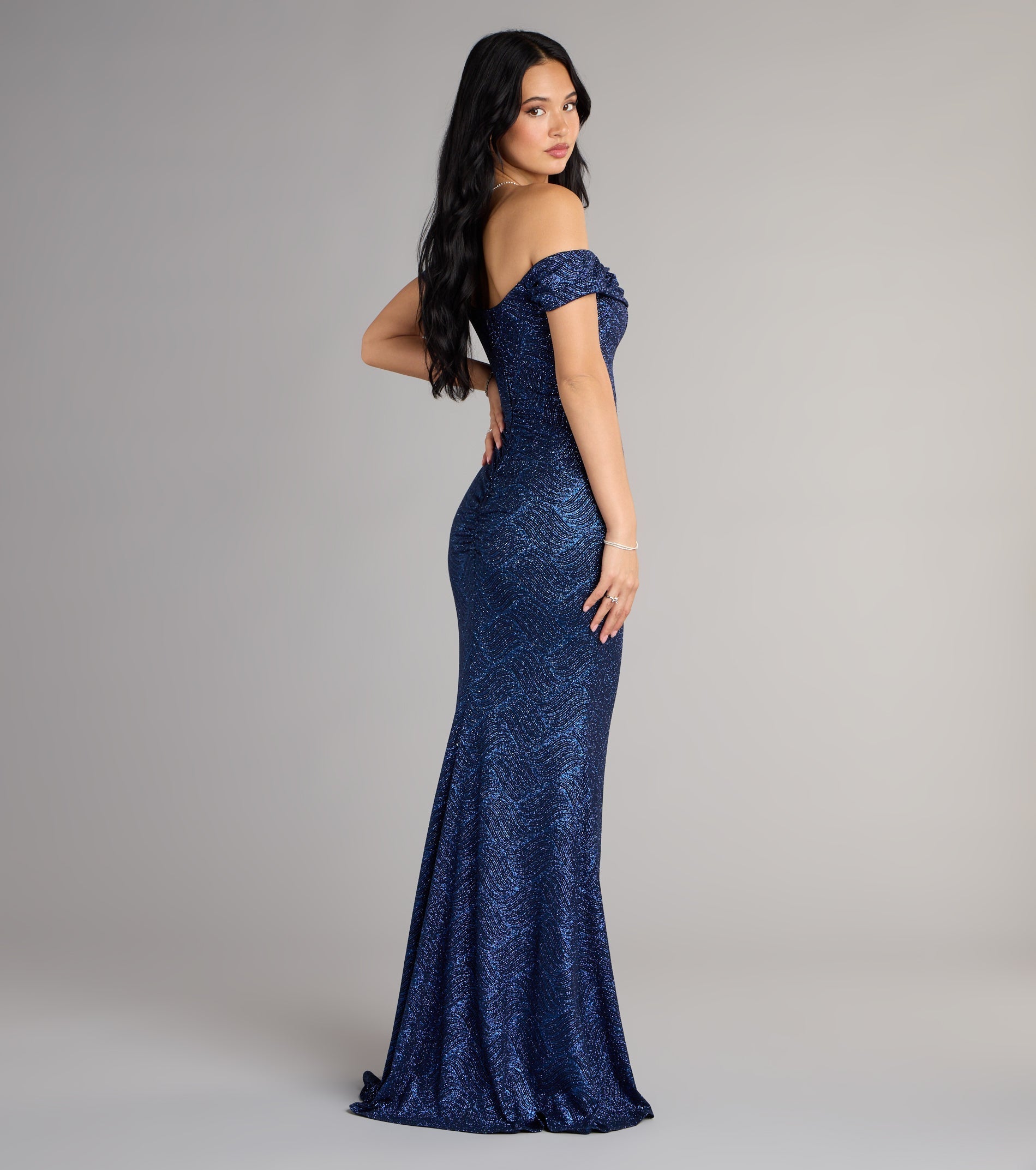 Style your seasonal looks with the Alina Glitter Off-The-Shoulder Mermaid Formal Dress, a trend-right, fall dress designed for any plan on your calendar with new and unqiue details.
