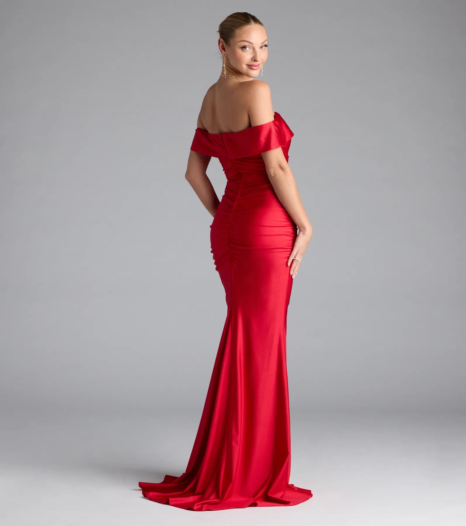 Turn heads at Prom 2025 in this red prom dress, where statement-making details meet the iconic style of the Alicia Off-The-Shoulder Mermaid Formal Dress.