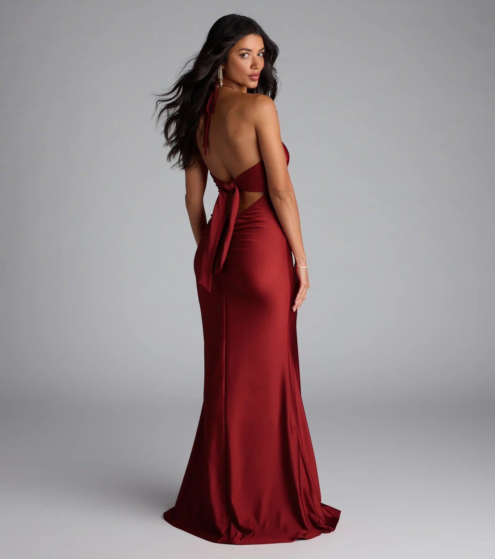 Own the spotlight in the Becky V-Neck Tie-Back Slit Mermaid Dress, a rust formal dress crafted to deliver luxe style for autumn weddings, Military Balls, or any special event.