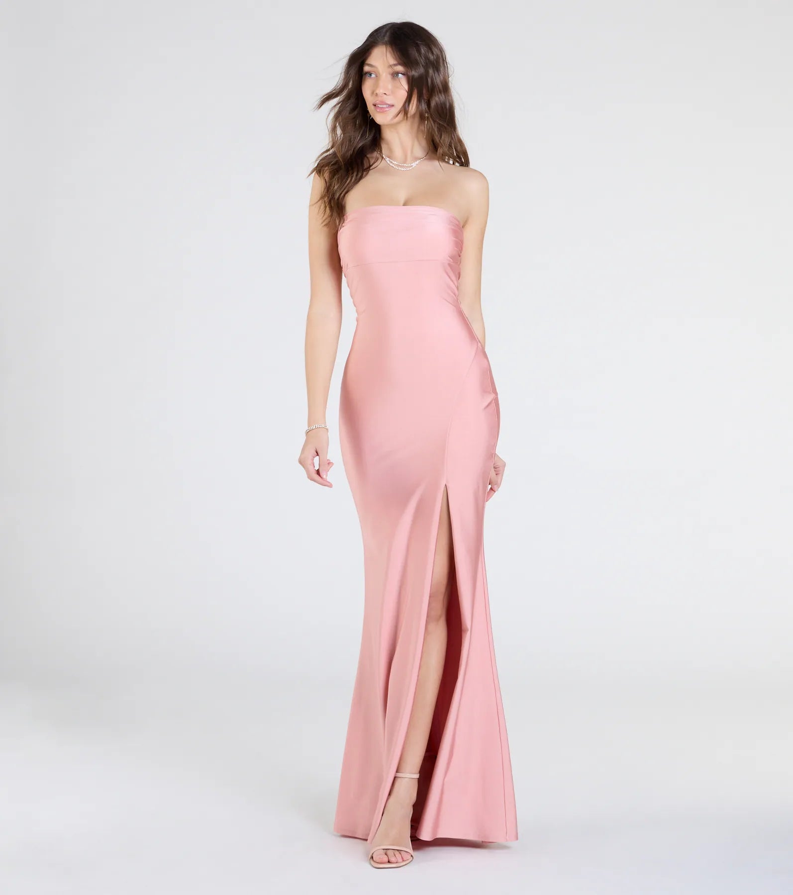 Feel instantly put-together in the Cheryl Strapless Slit Mermaid Formal Dress in mauve, a stylish wedding guest dress designed for confident style and all-out celebration.