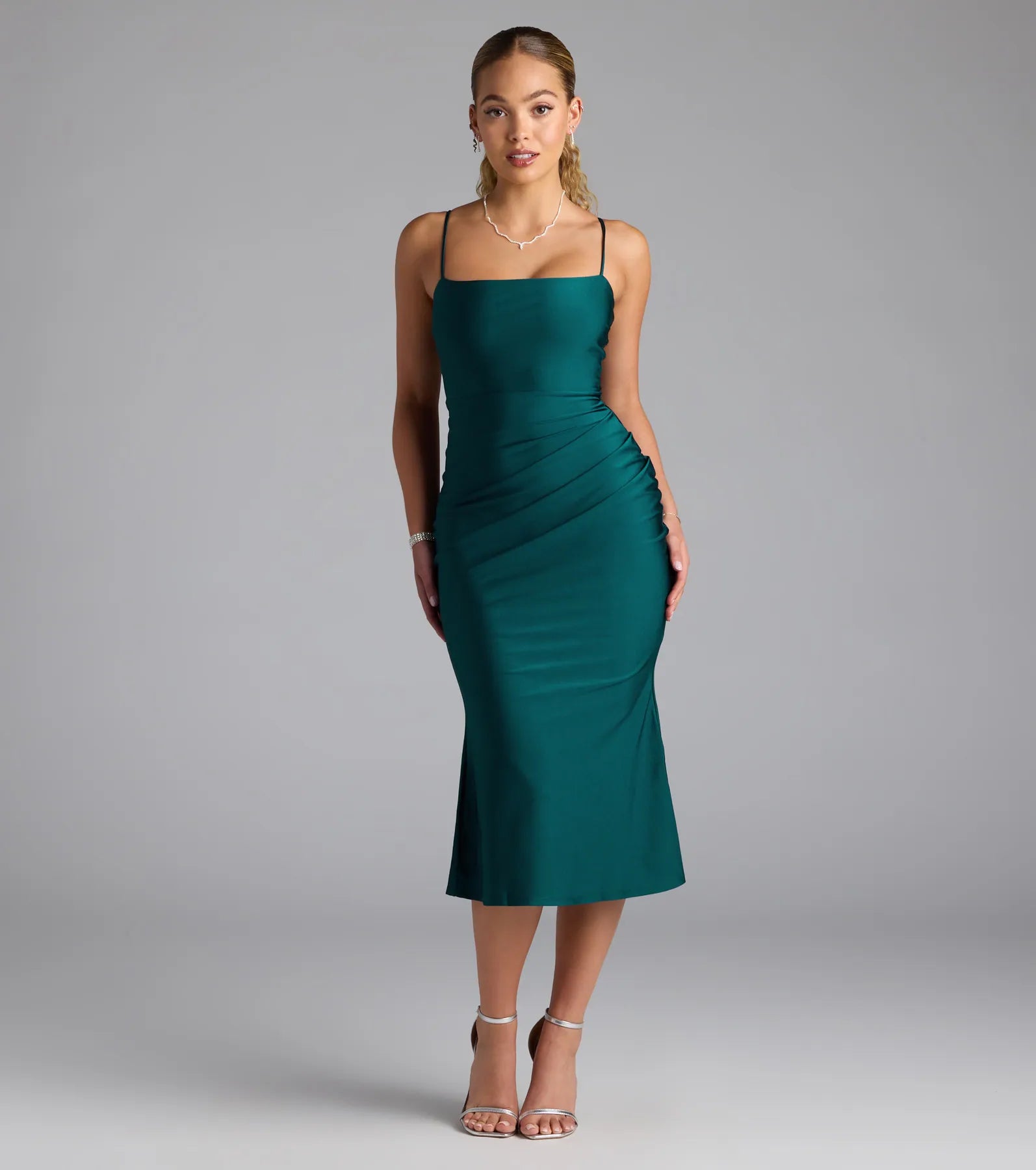 Feel instantly put-together in the Best Behavior Sleeveless Midi Dress in hunter green, a fall wedding guest dress designed for confident style and all-out celebration.