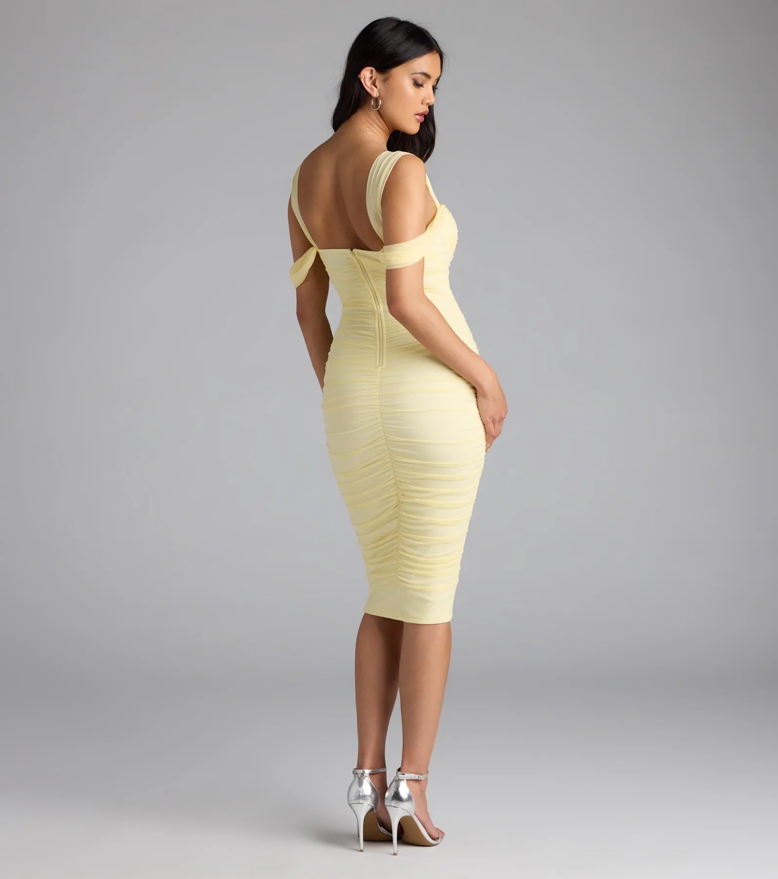 Own the evening in the Looking Fab Cold-Shoulder Ruched Bodycon Midi Dress in yellow, a sultry cocktail dress perfect for rooftop parties and stylish soirées.