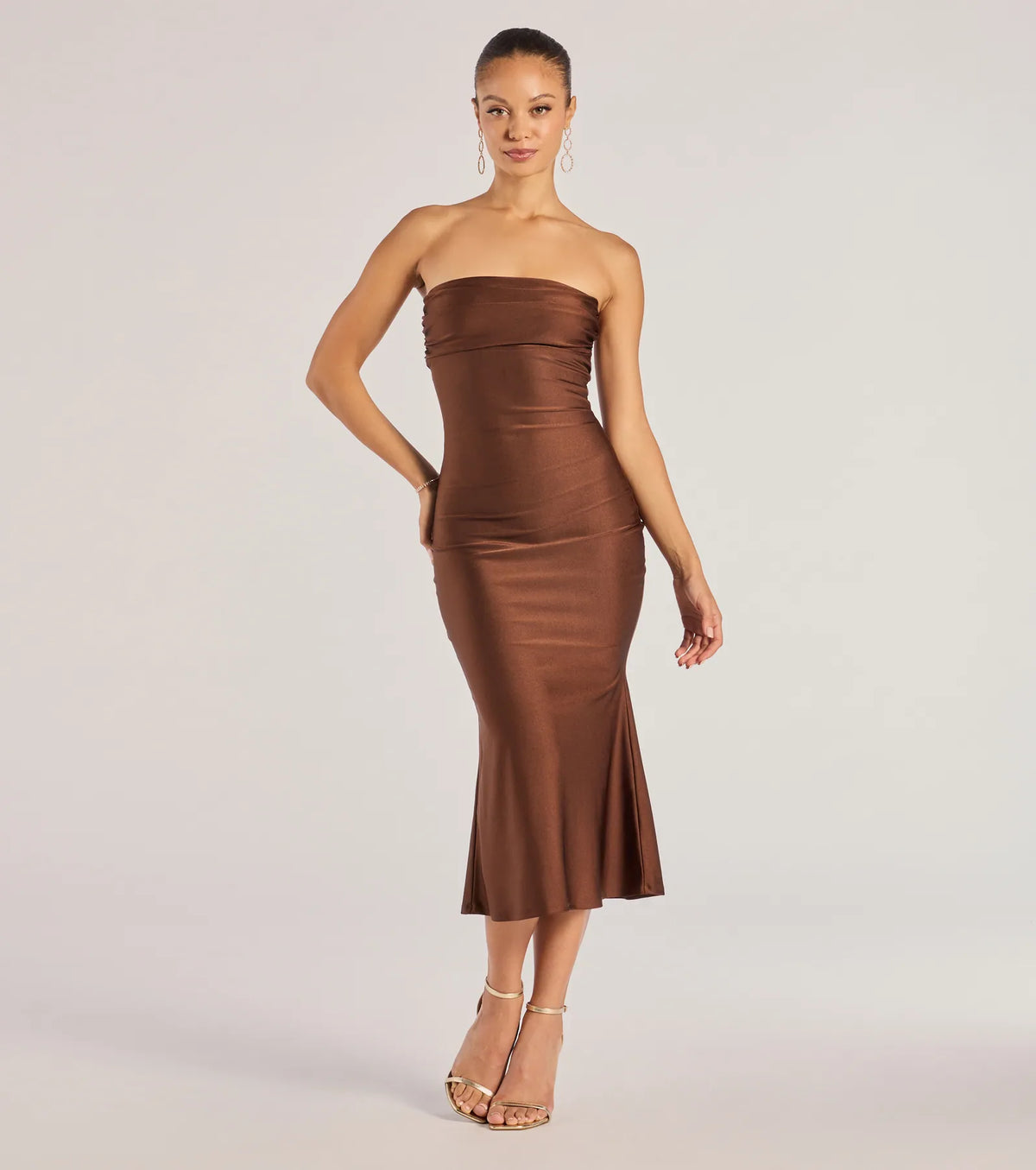 With its mid-calf hem and popular flattering fit, the Keep Knit It Sleek Midi Dress in brown nails the balance of trend and ease, redefining go-to midi dresses for any occasion.
