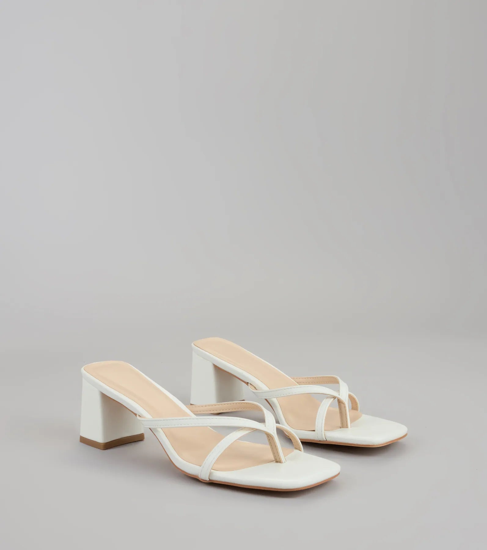 Style made simple with the Can’t Talk, Busy Strutting Block Heel Mules in white, trendy women’s shoes that take your outfit from basic to bold in one step.
