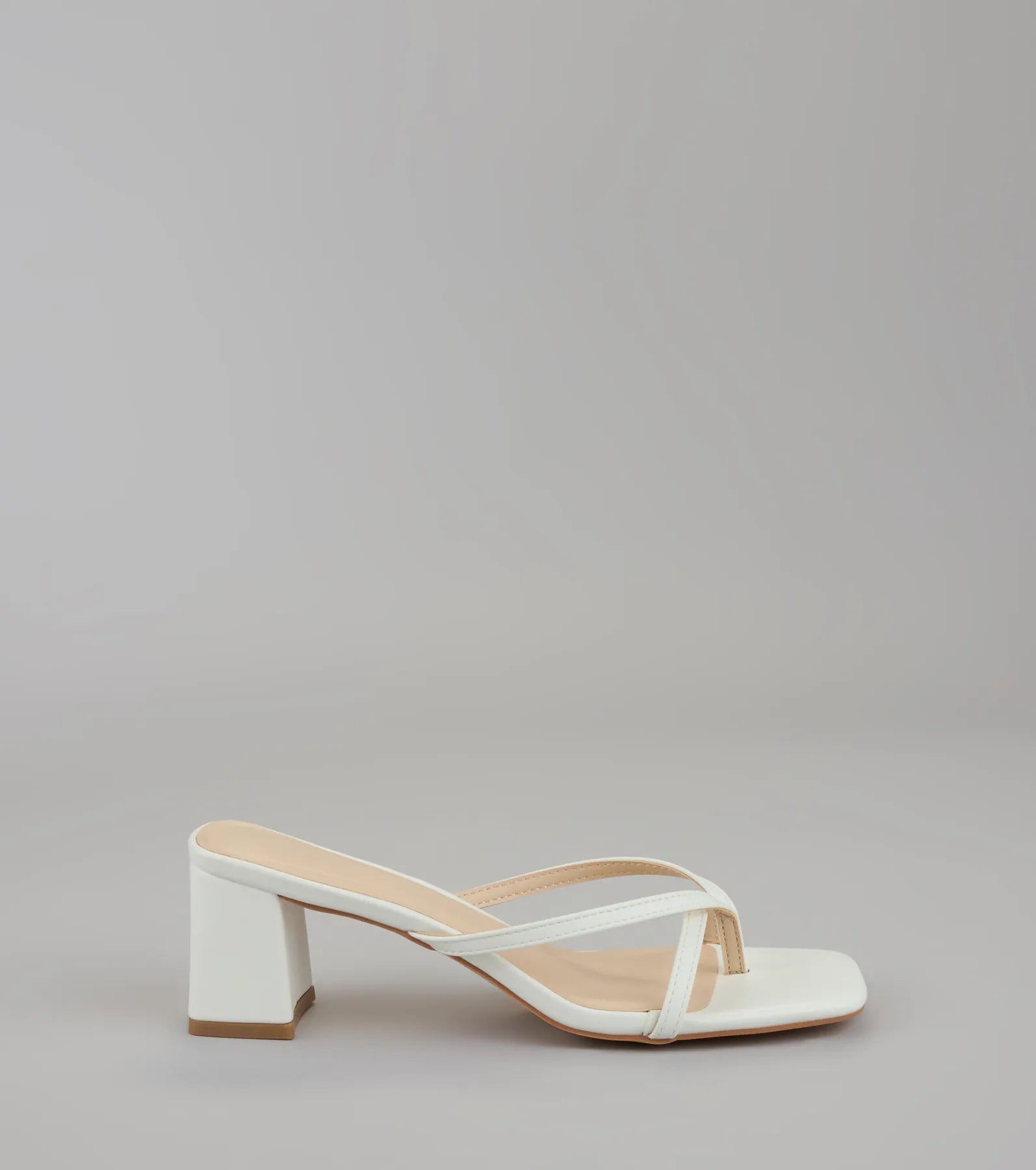 Style made simple with the Can’t Talk, Busy Strutting Block Heel Mules in white, trendy women’s shoes that take your outfit from basic to bold in one step.