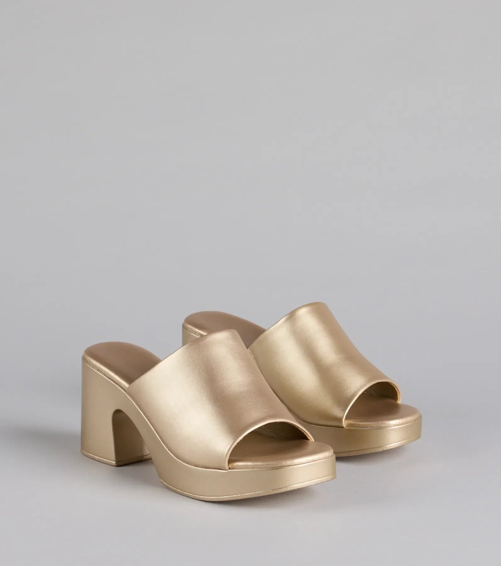 Style made simple with the 90s Icon Platform Block Heel Mules in gold, trendy women’s shoes that take your outfit from basic to bold in one step.