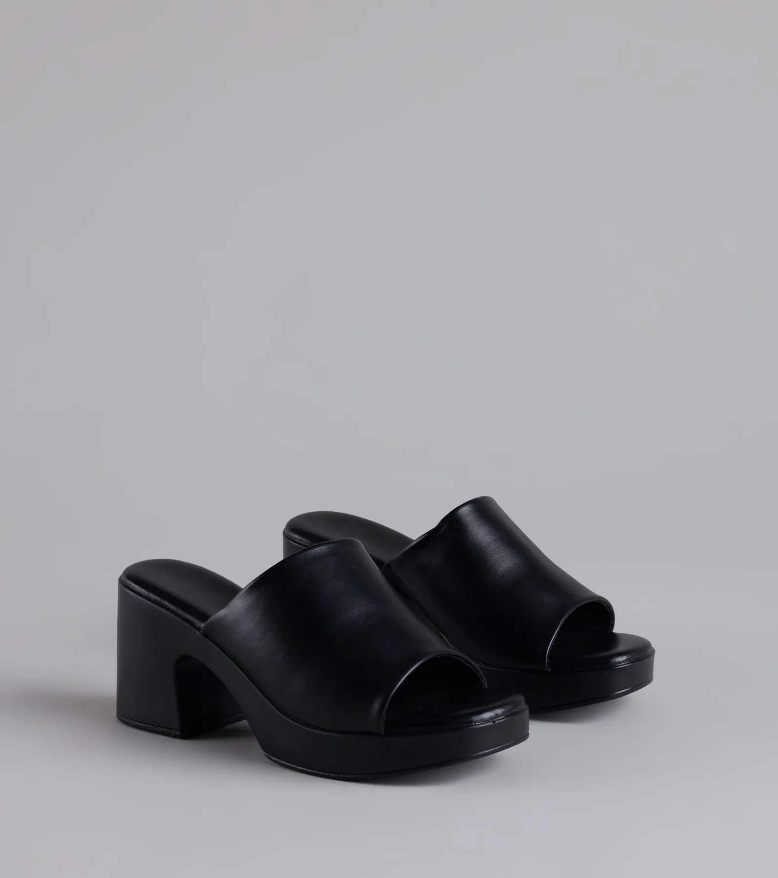 Style made simple with the 90s Icon Platform Block Heel Mules in black, trendy women’s shoes that take your outfit from basic to bold in one step.