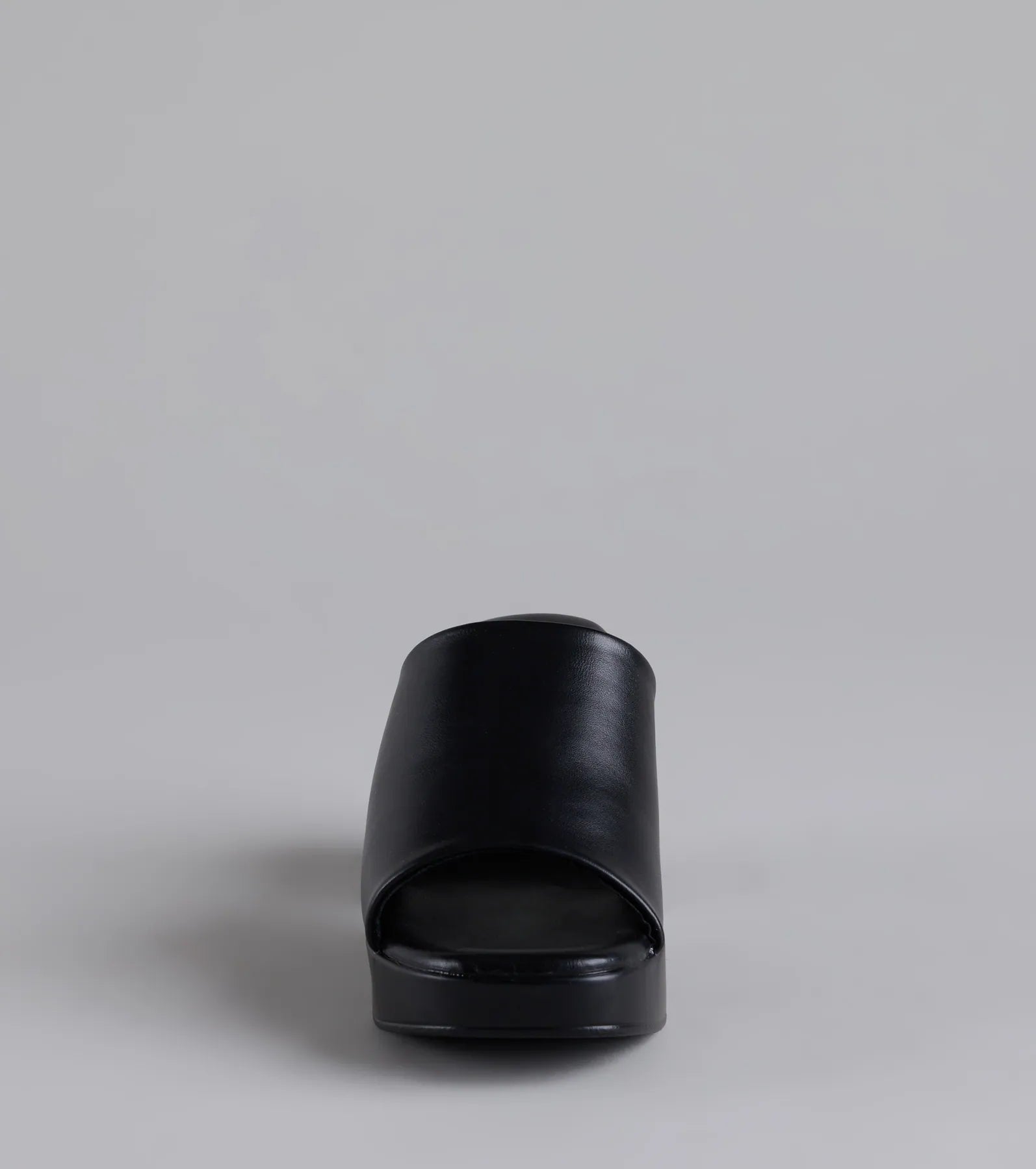 Style made simple with the 90s Icon Platform Block Heel Mules in black, trendy women’s shoes that take your outfit from basic to bold in one step.