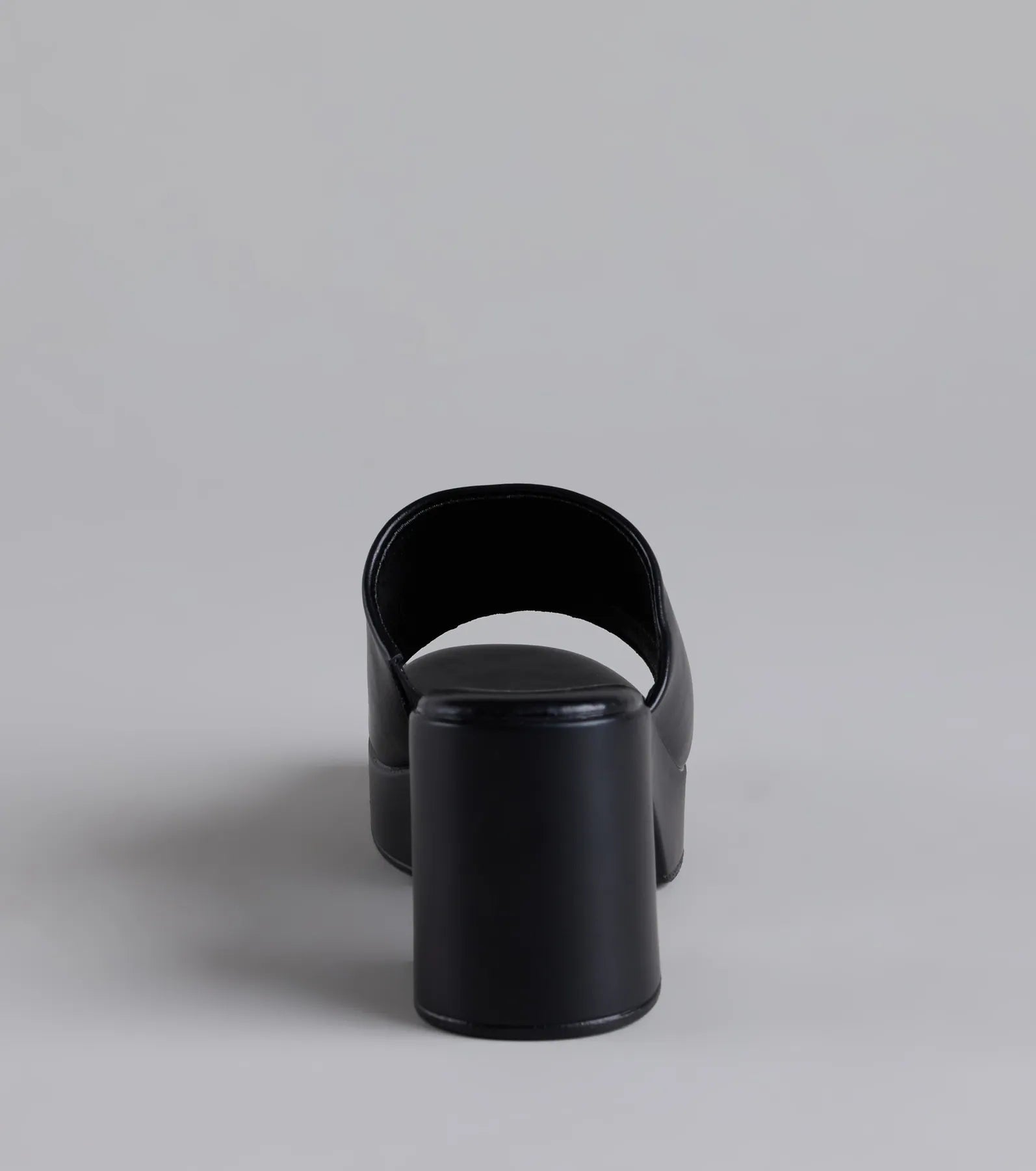 Elevate warm-weather looks with 90s Icon Platform Block Heel Mules in black, a pair of trendy sandals bringing chic, modern flair to every step.